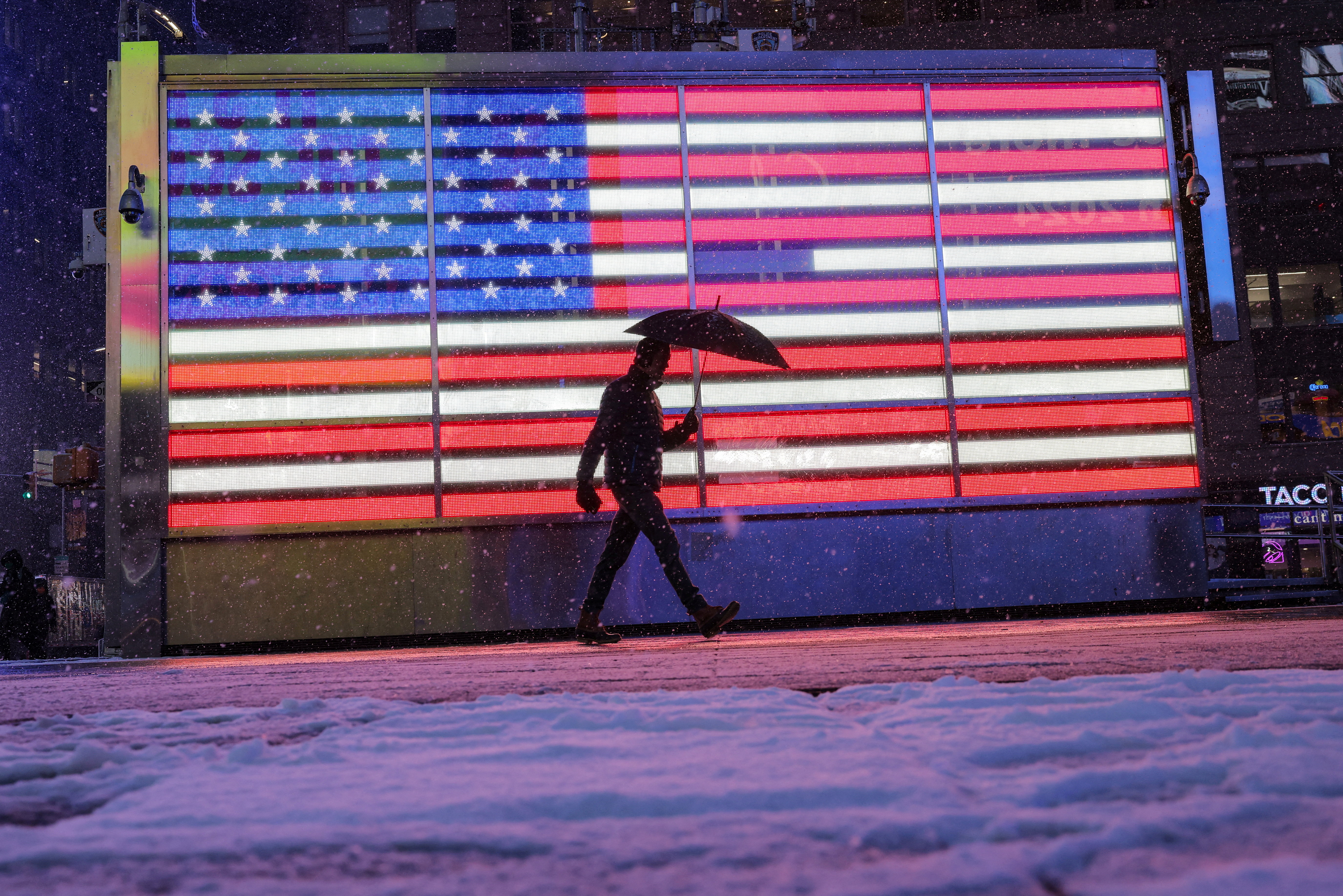 Sneg v New Yorku po skoraj dveh letih. (Foto: Andrew Kelly/REUTERS)