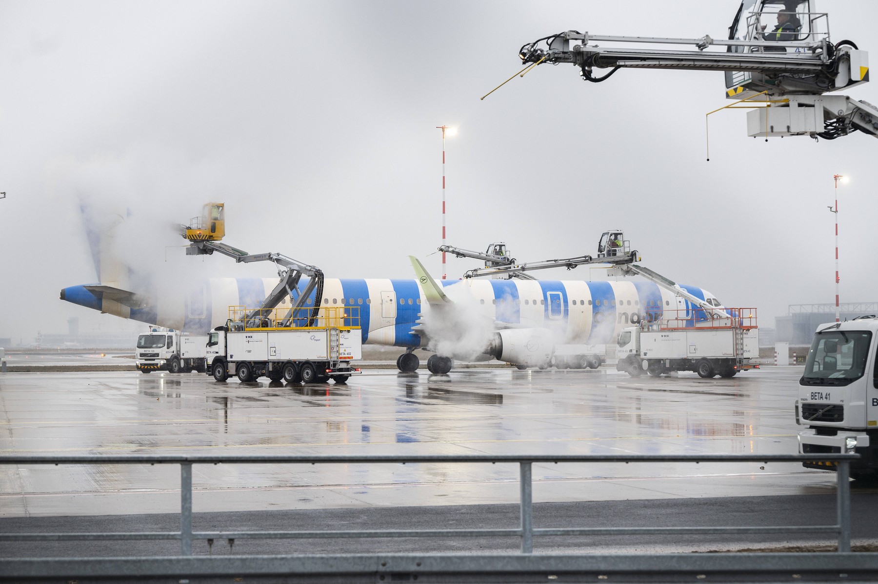 LETALIŠČE, ZIMA, LED