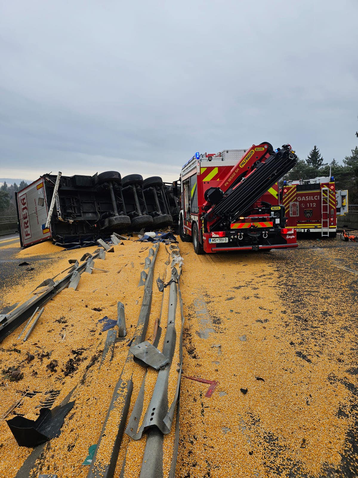 Nesreča na pomurski avtocesti. (Foto: PGD Murska Sobota/FACEBOOK)