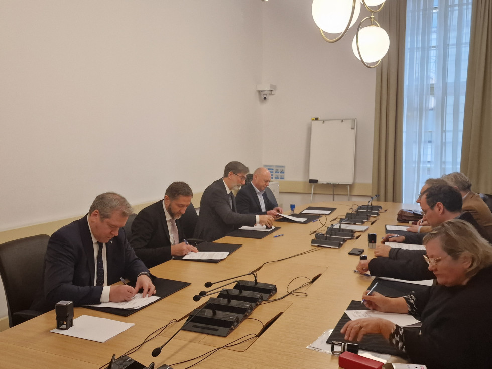 šola, aneks, ministrstvo za vzgojo