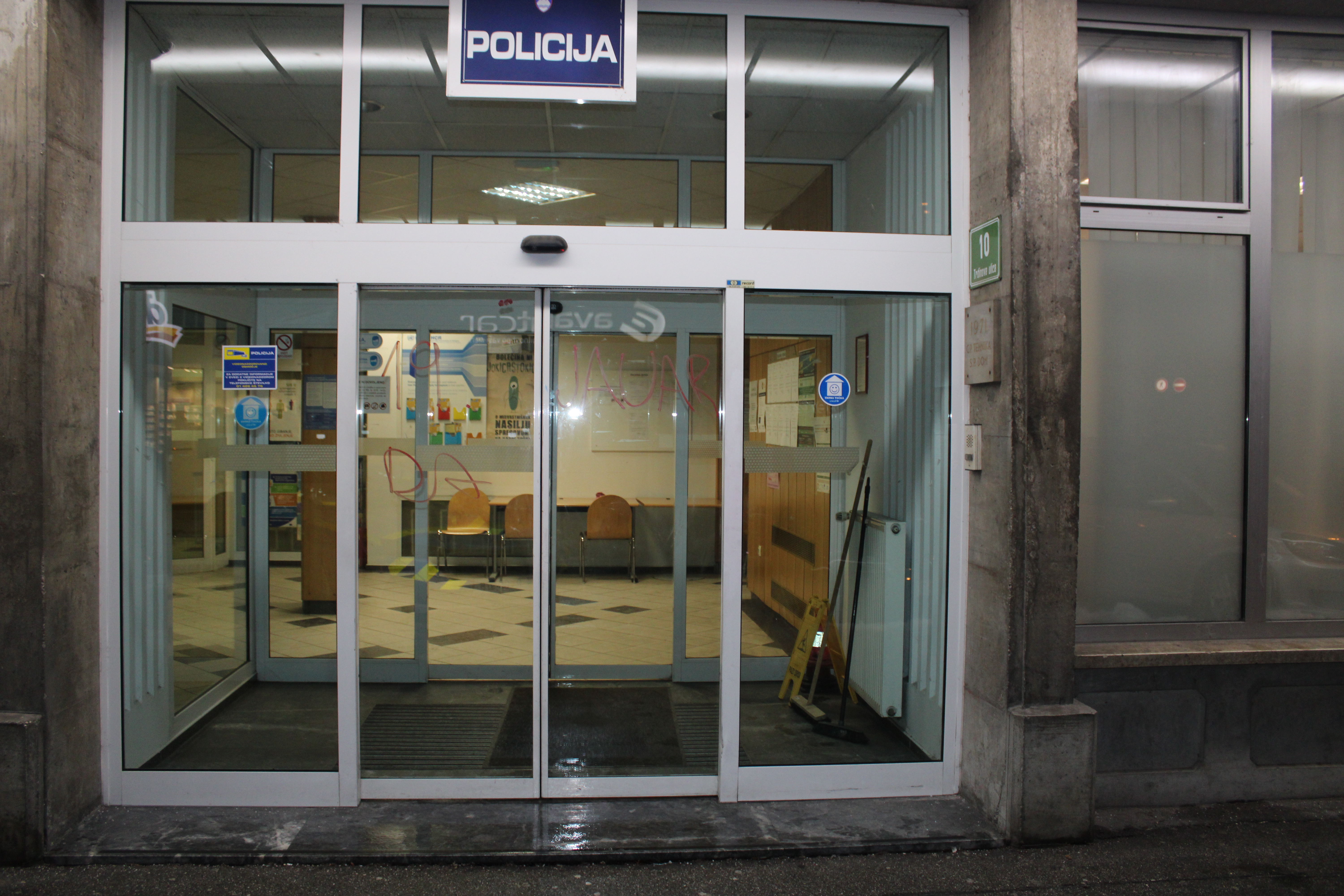 grafit, policija, policijska postaja, protest, Rog