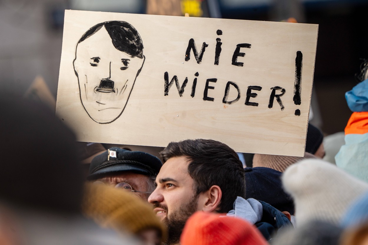 Hitler Nie wieder!, Schild bei Gemeinsam gegen Rechts, Großdemonstration in München, 21. Januar 2024 Deutschland, Münche