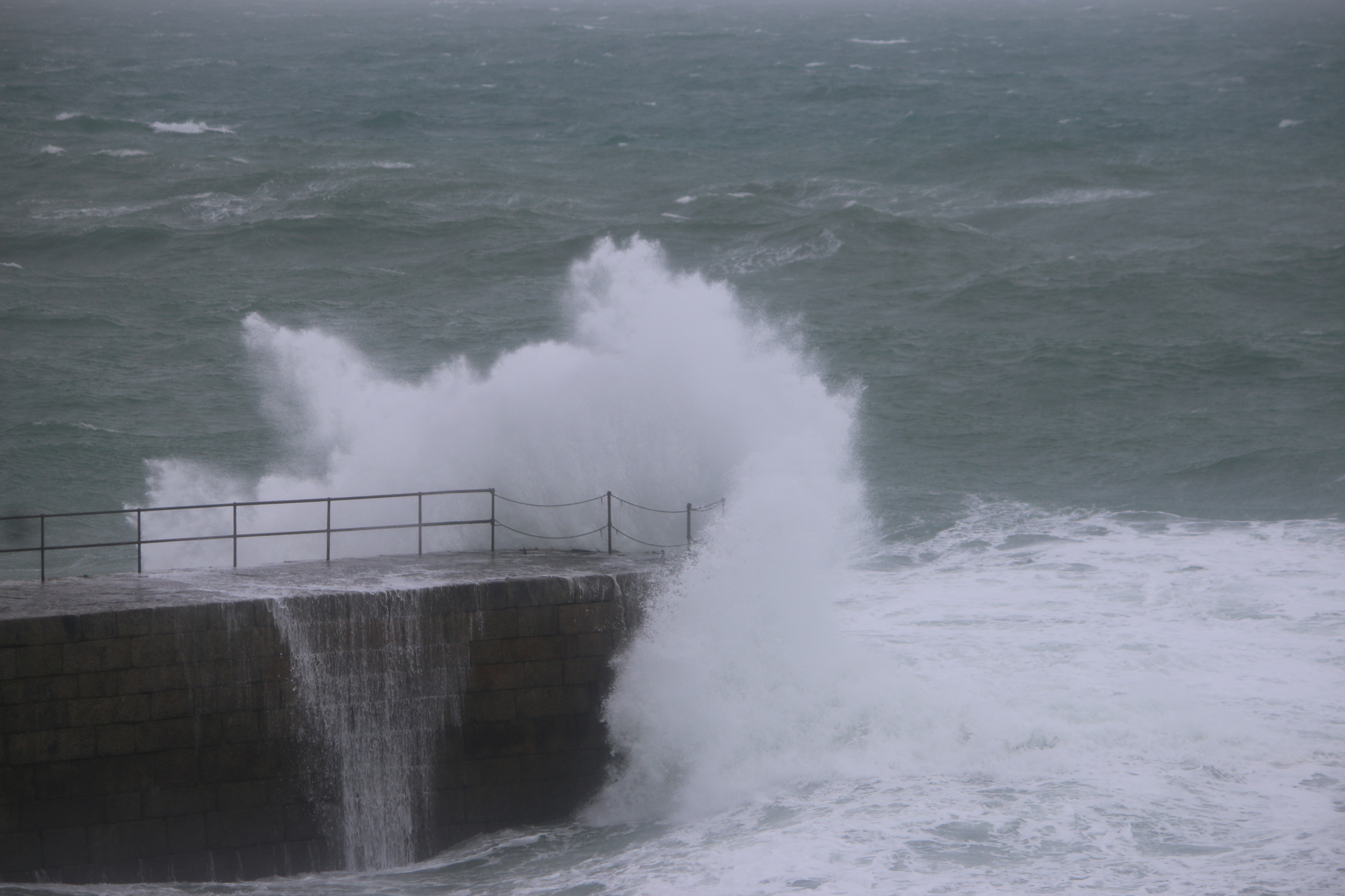 Visoki valovi v Porthlevnu, gre za najbolj južno pristanišče v Združenem kraljestvu. (Folto: Jo-Shreeve/via REUTERS)