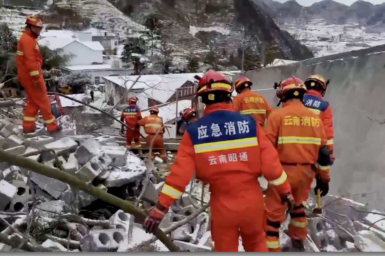 Reševalci na območju plazu