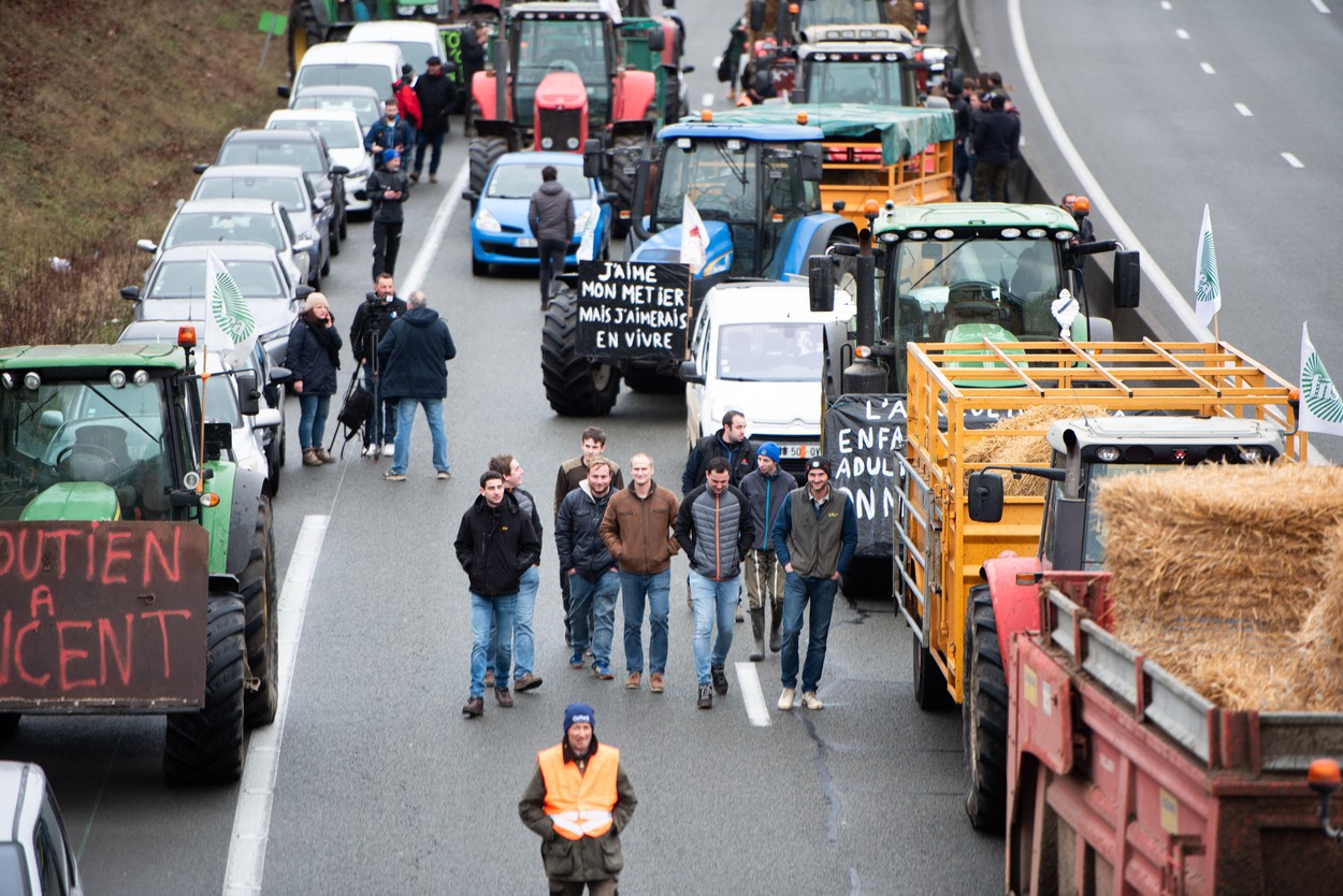 Farmers Block A16 Motorway - Beauvais, France - 23 Jan 2024