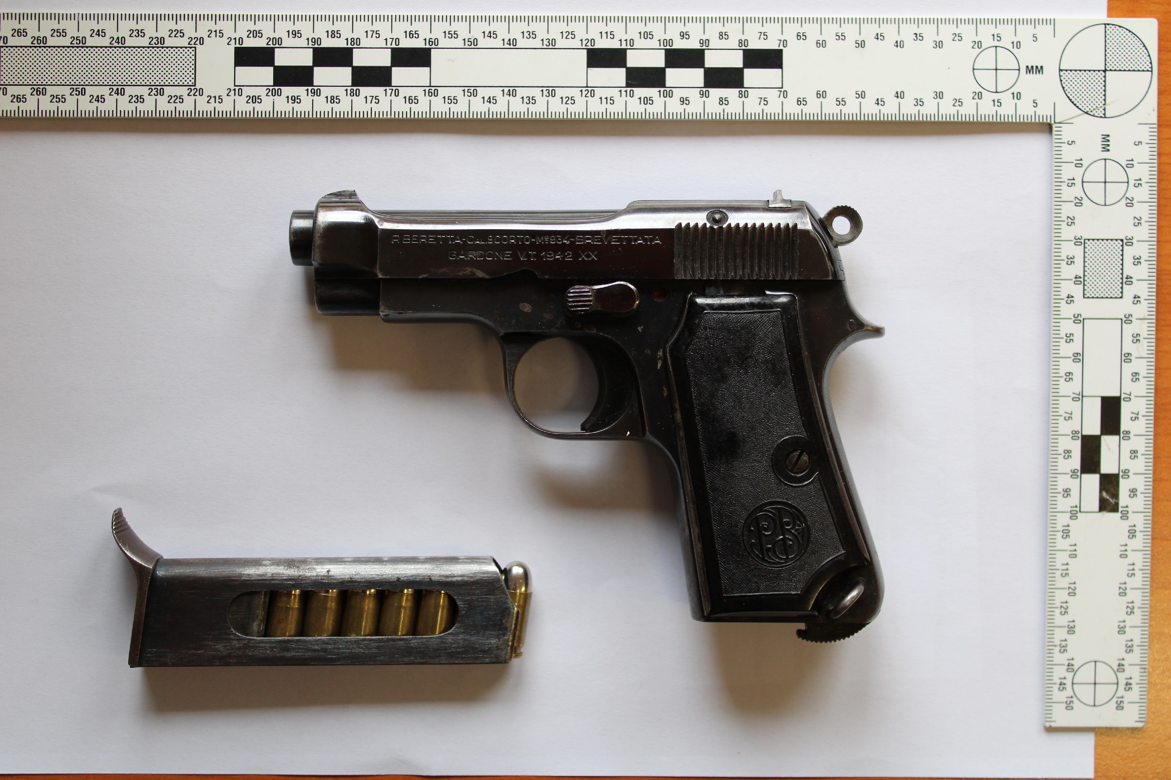 Med hišno preiskavo policisti našli vojaško pištolo in nekaj tisoč evrov