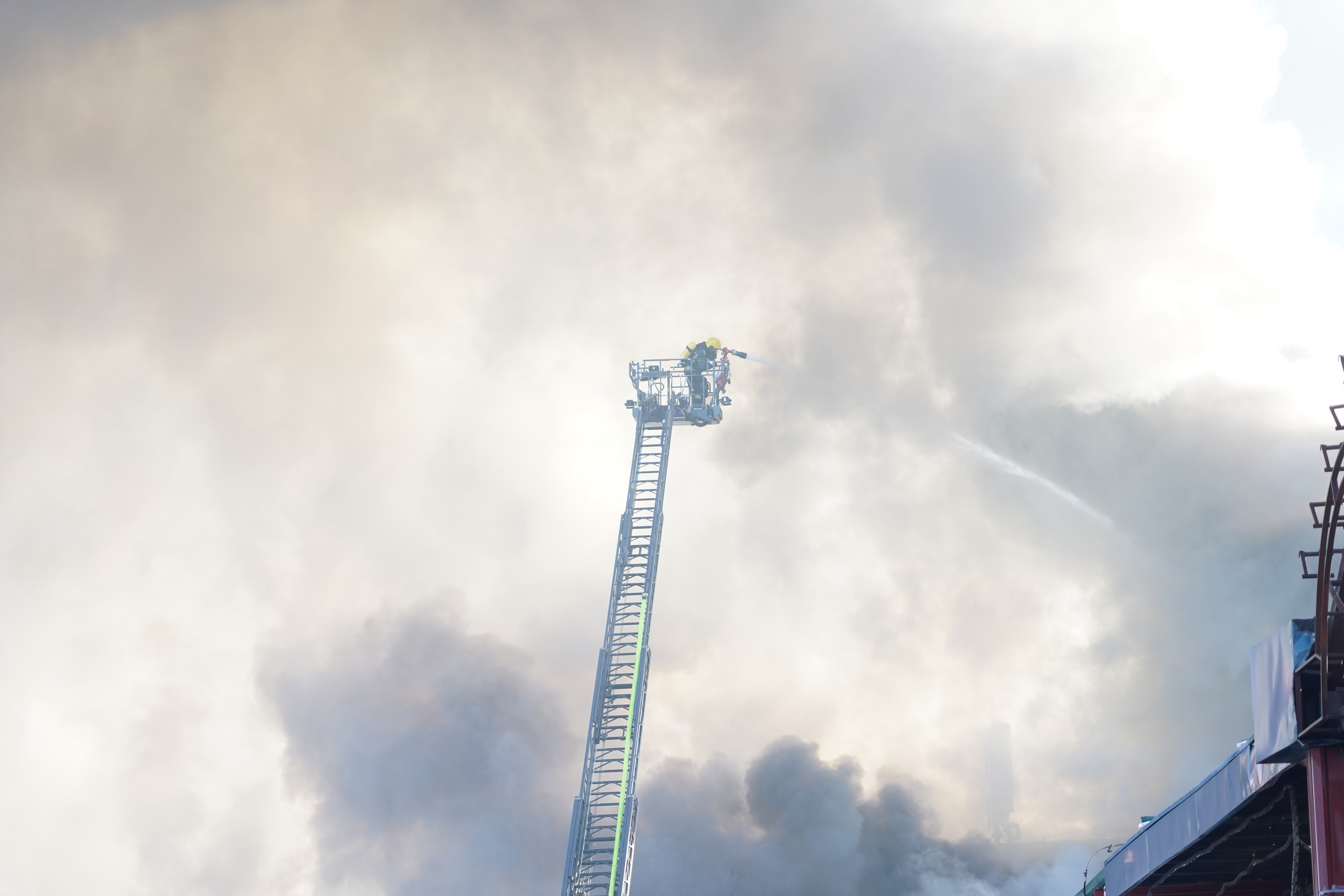 Požar v beograjskem trgovskem centru. (Foto: Antonio Ahel/ATAImages Foto: Antonio Ahel/ATAImages/PIXSELL/BOBO)