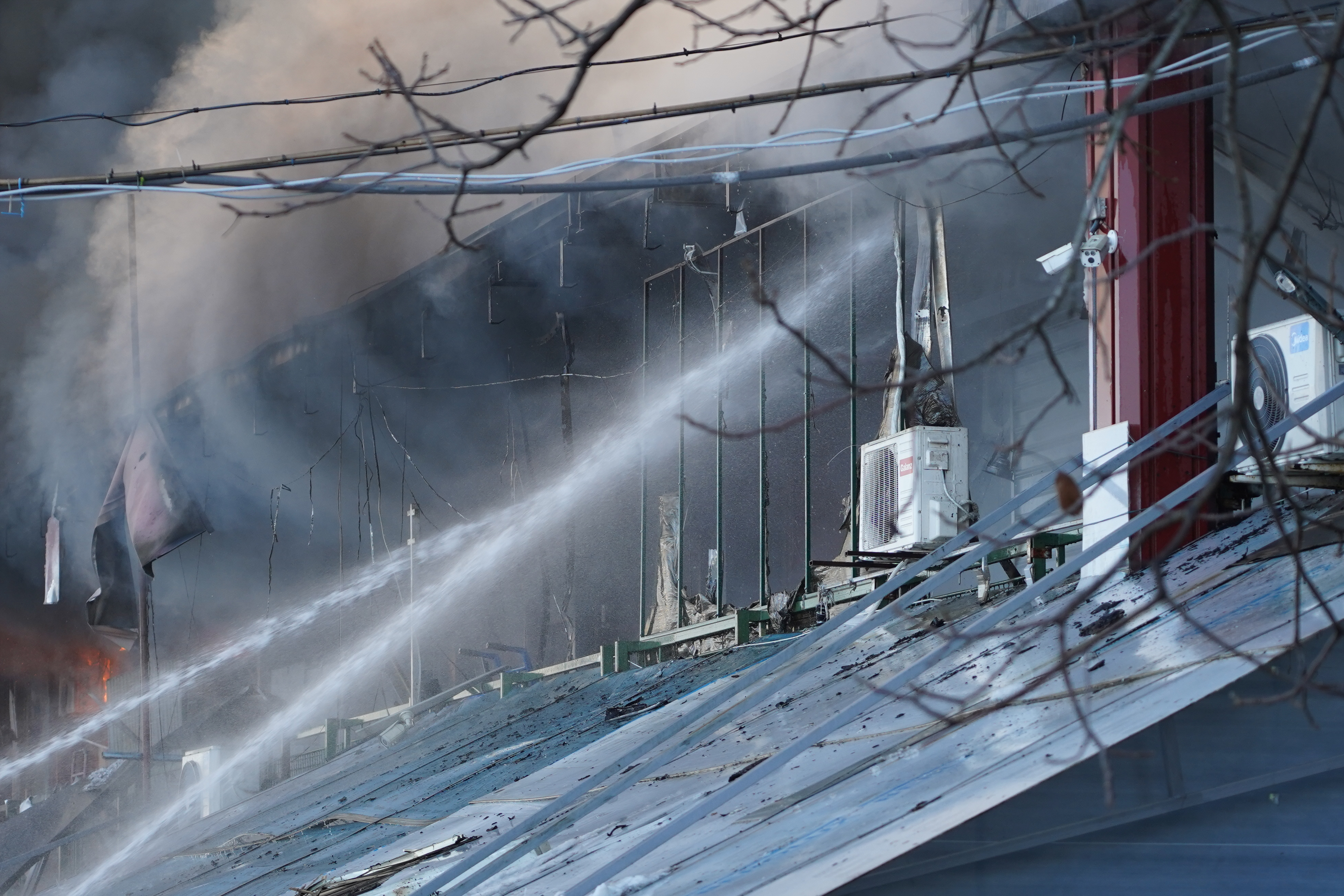 Požar v beograjskem trgovskem centru. (Foto: Antonio Ahel/ATAImages Foto: Antonio Ahel/ATAImages/PIXSELL/BOBO)