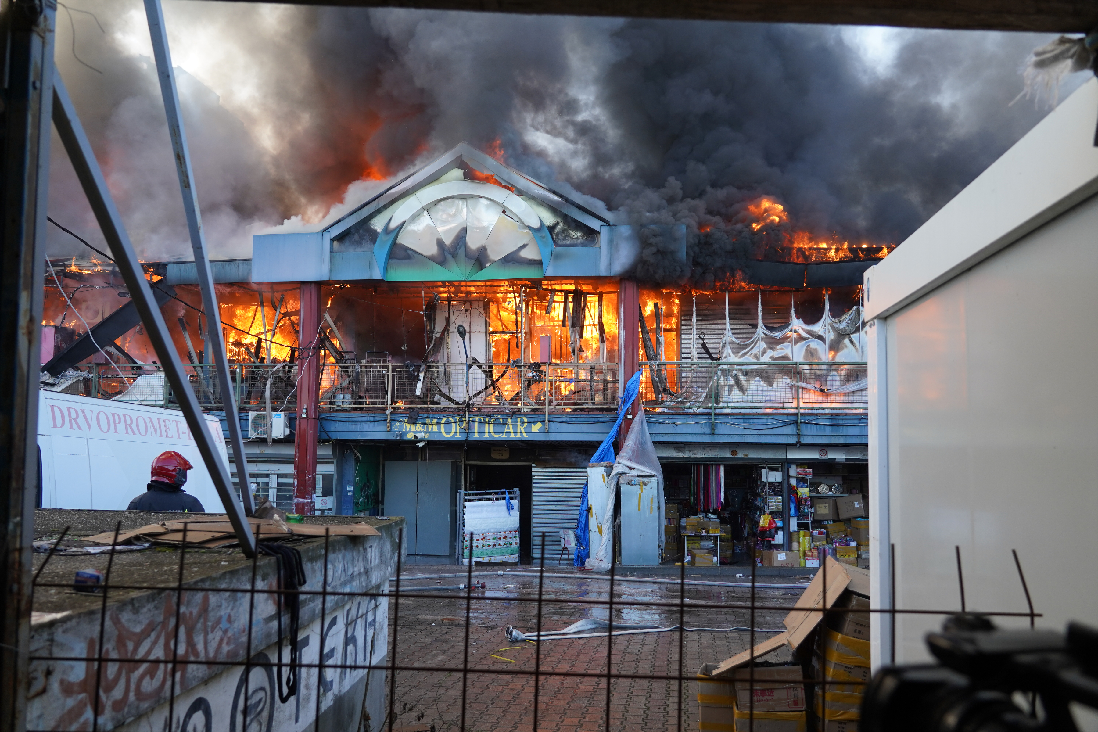 Požar v beograjskem trgovskem centru. (Foto: Antonio Ahel/ATAImages Foto: Antonio Ahel/ATAImages/PIXSELL/BOBO)