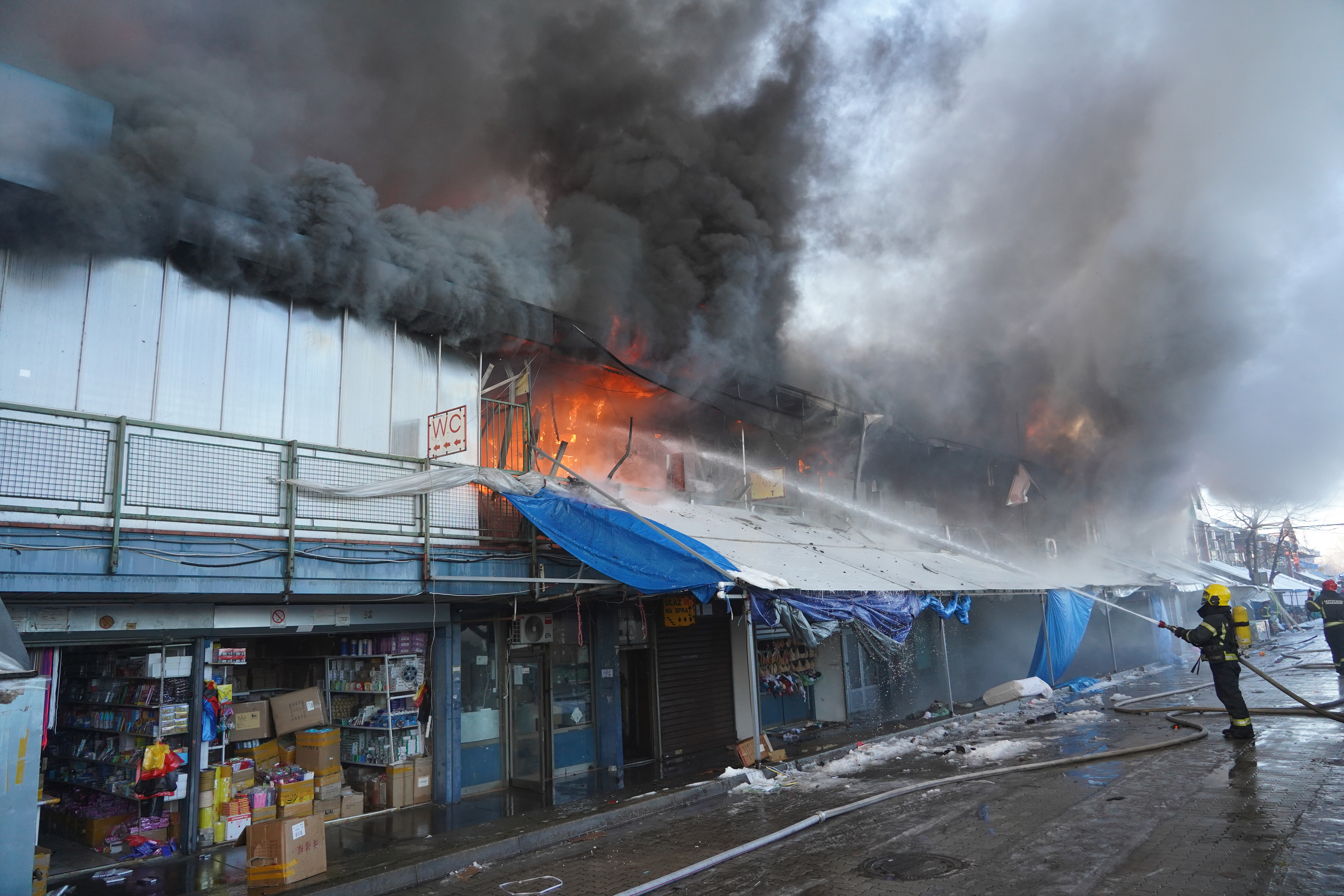 Požar v beograjskem trgovskem centru. (Foto: Antonio Ahel/ATAImages Foto: Antonio Ahel/ATAImages/PIXSELL/BOBO)