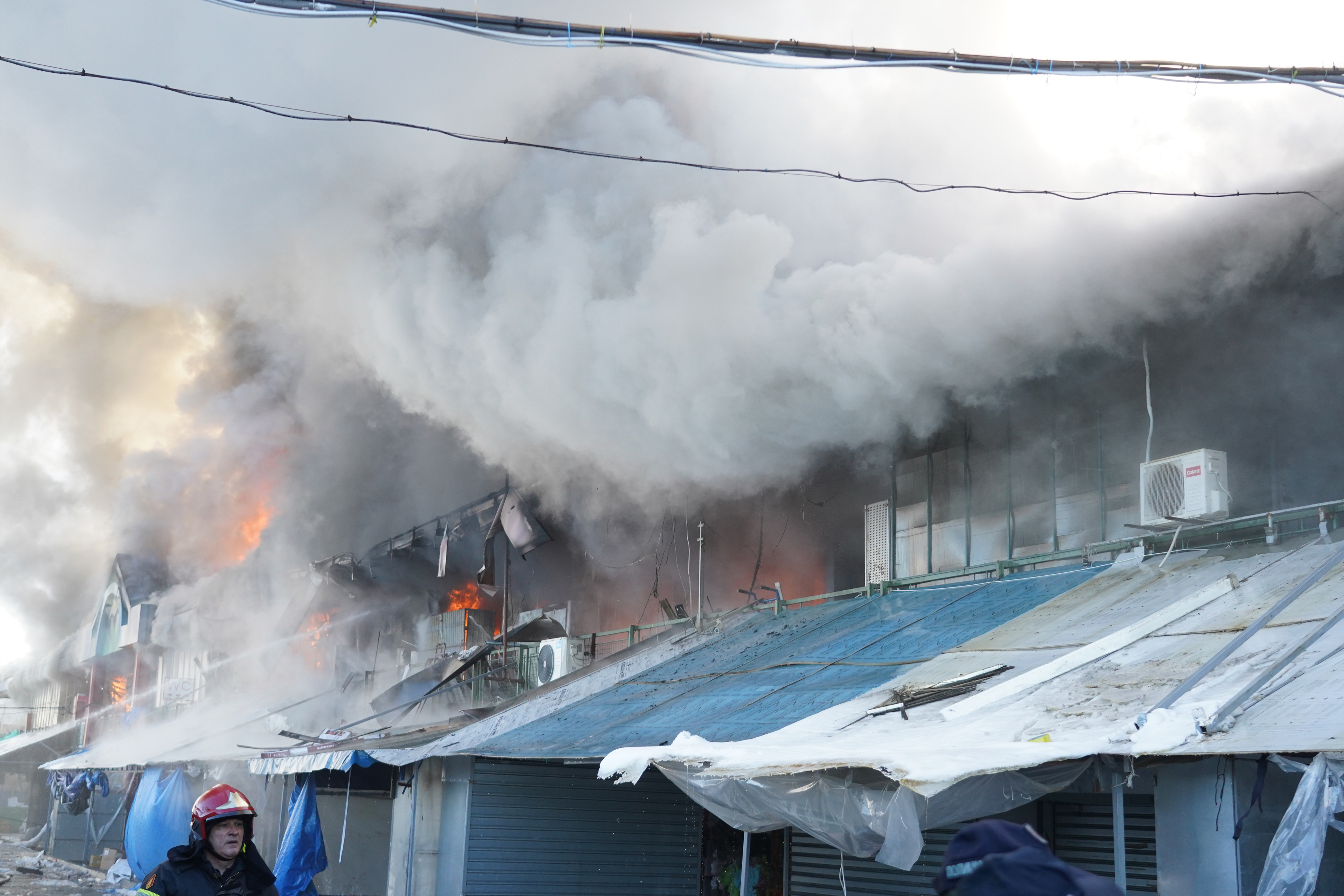 Požar v beograjskem trgovskem centru. (Foto: Antonio Ahel/ATAImages Foto: Antonio Ahel/ATAImages/PIXSELL/BOBO)