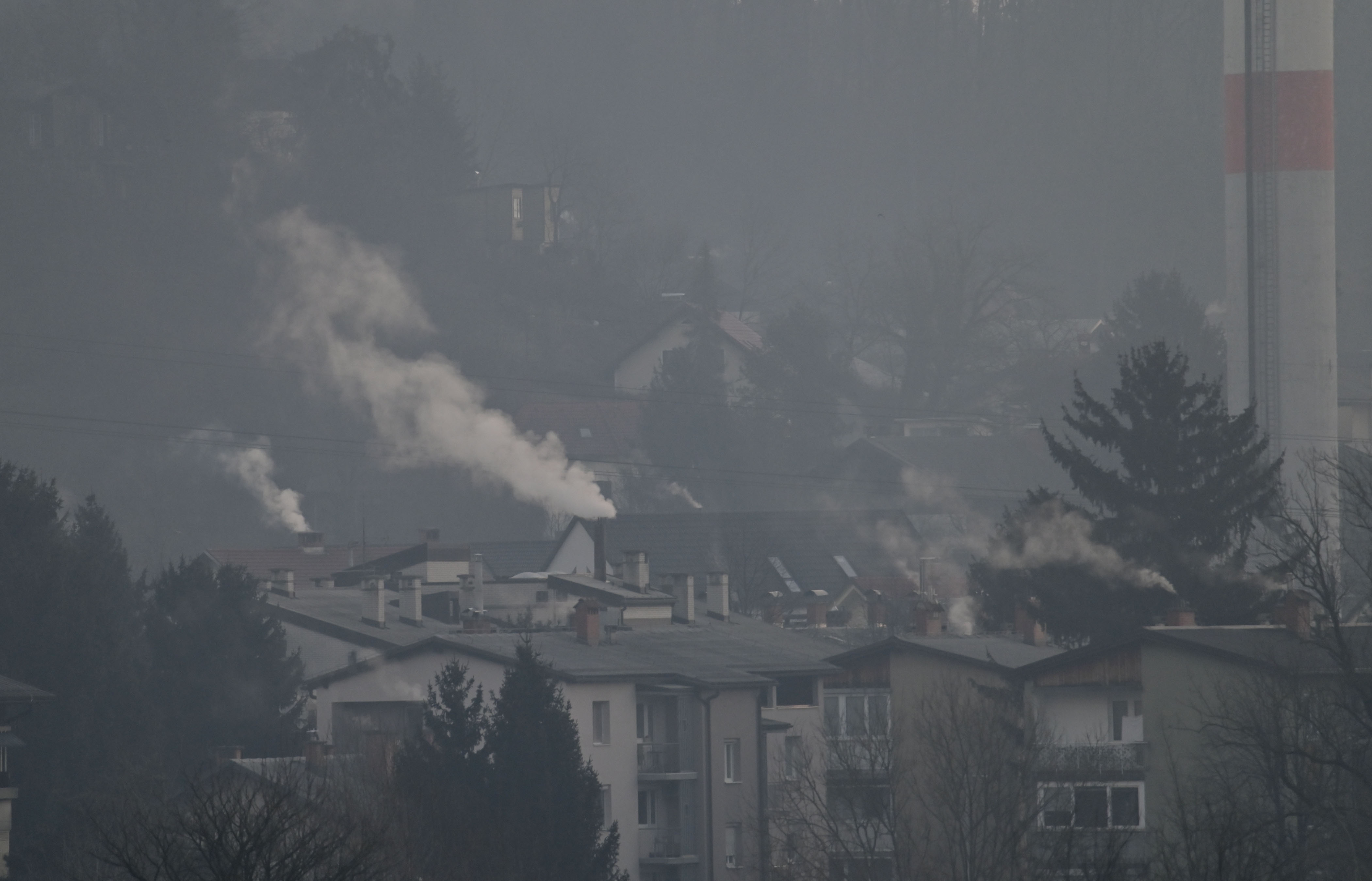 Dimniki dim stavbe naselja PM 10 delci onesnaenost