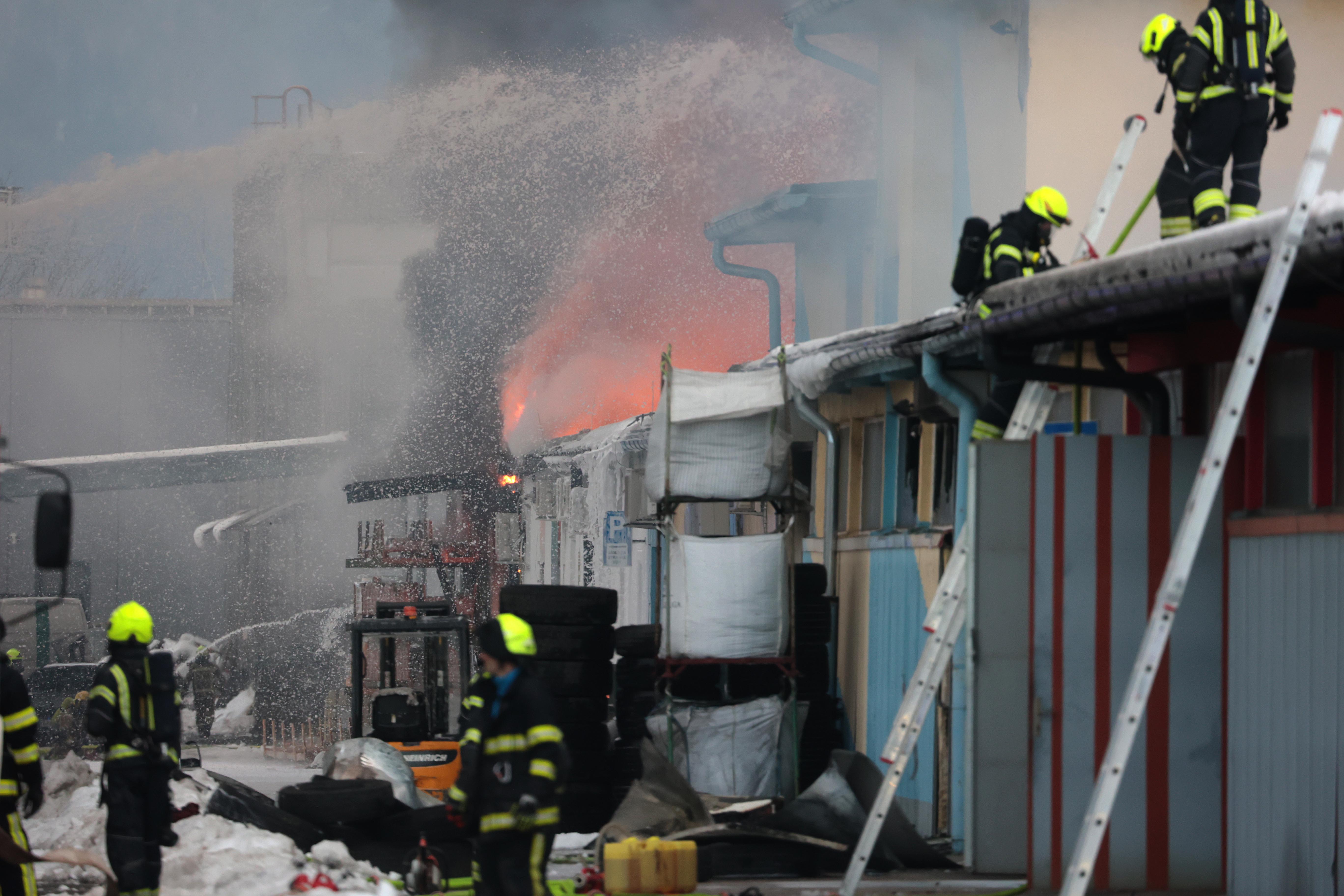 požar, škofja loka, gasilci, dim