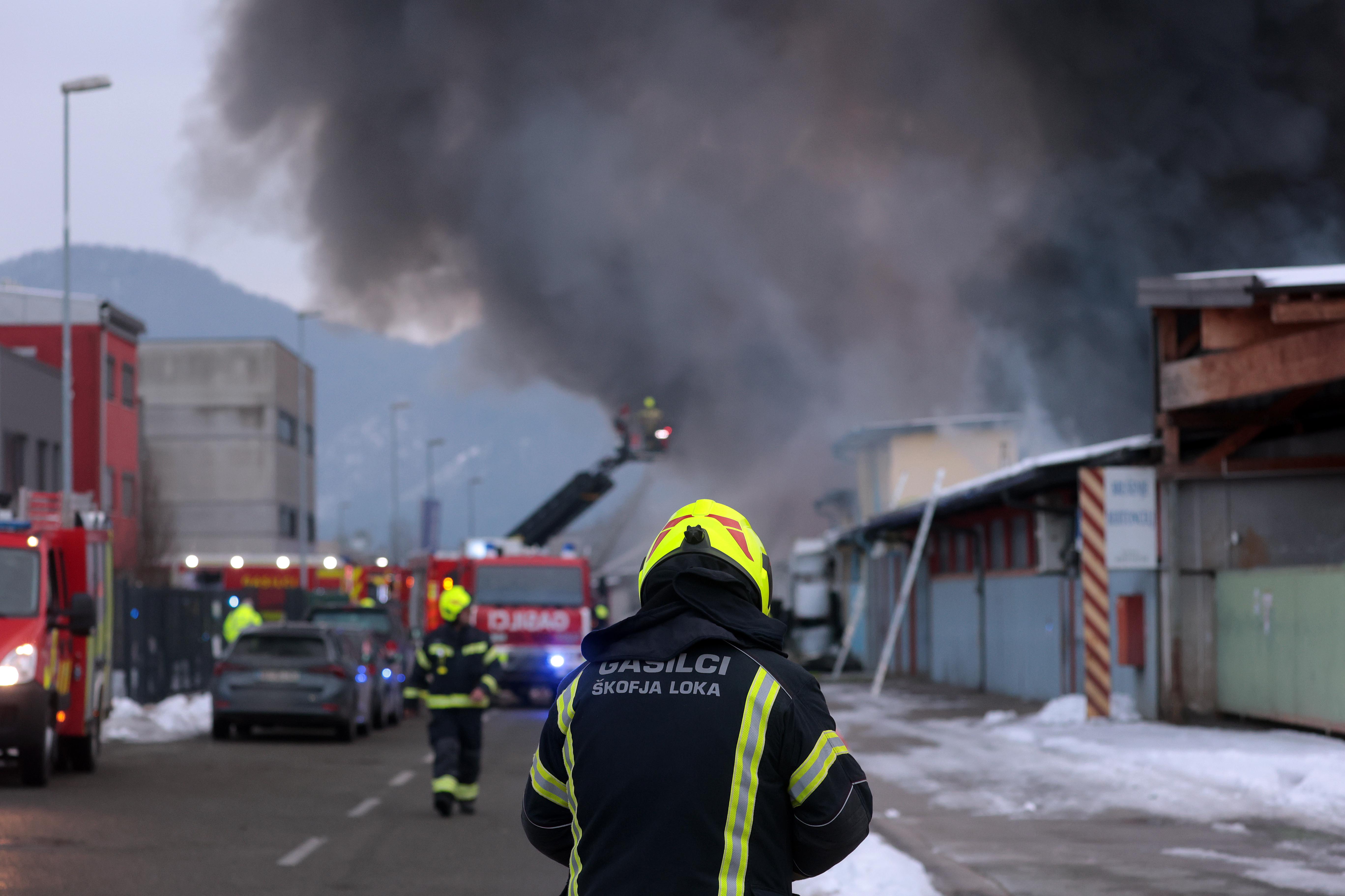 požar, škofja loka, gasilci, dim