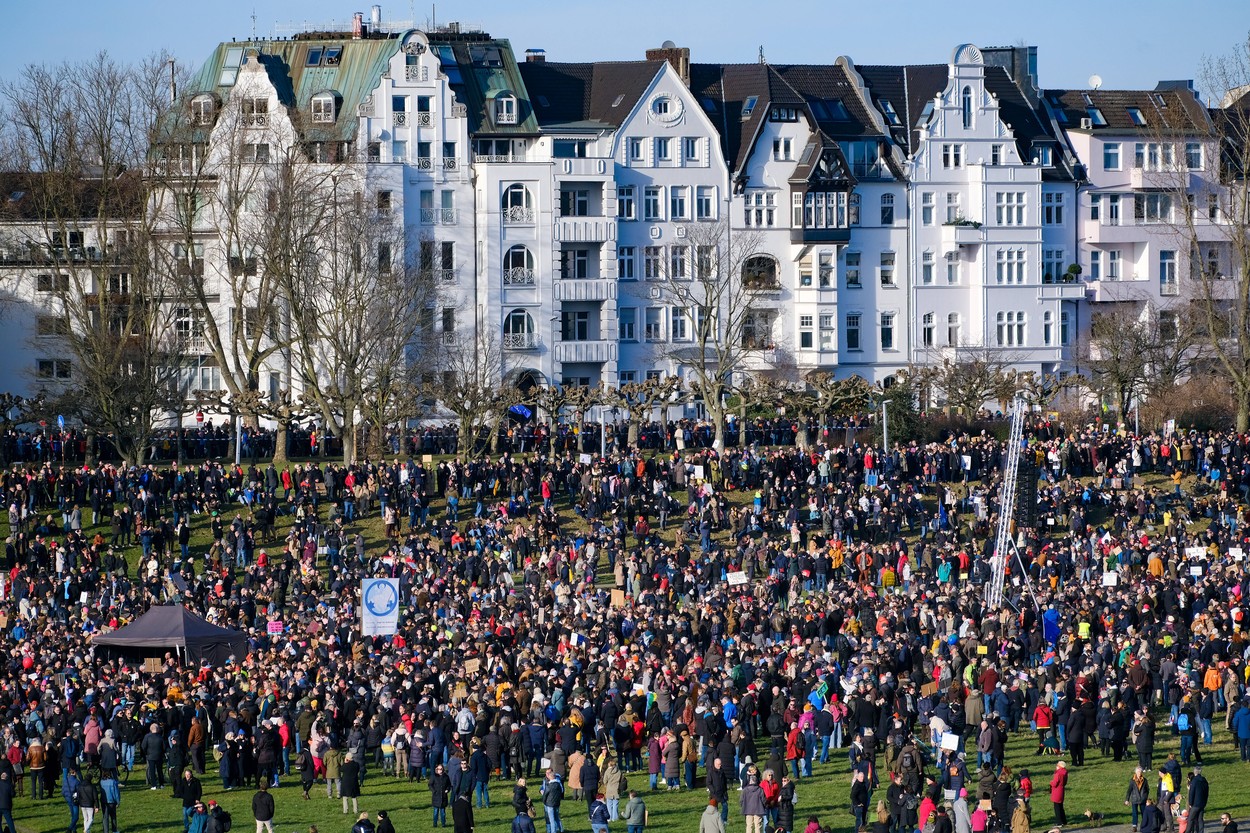 Düsseldorf 27.01.2024 Demo gegen Rechts Nazis auf den Rheinwiesen Oberkassel gegen Rechtsextremismus Rechtsextreme AFD R