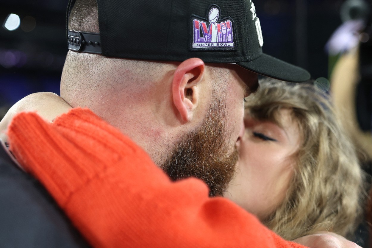 Travis Kelce in Taylor Swift sta na očeh vseh praznovala zmago (Foto: PROFIMEDIA)