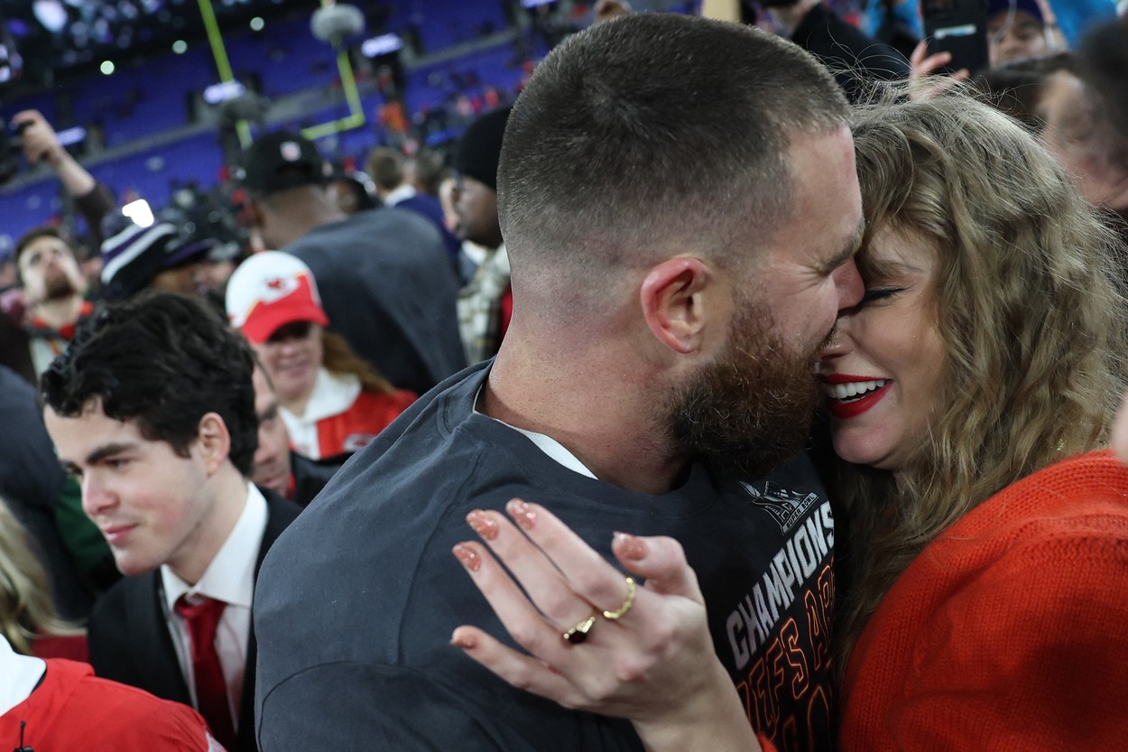 Travis Kelce in Taylor Swift sta na očeh vseh praznovala zmago (Foto: PROFIMEDIA)