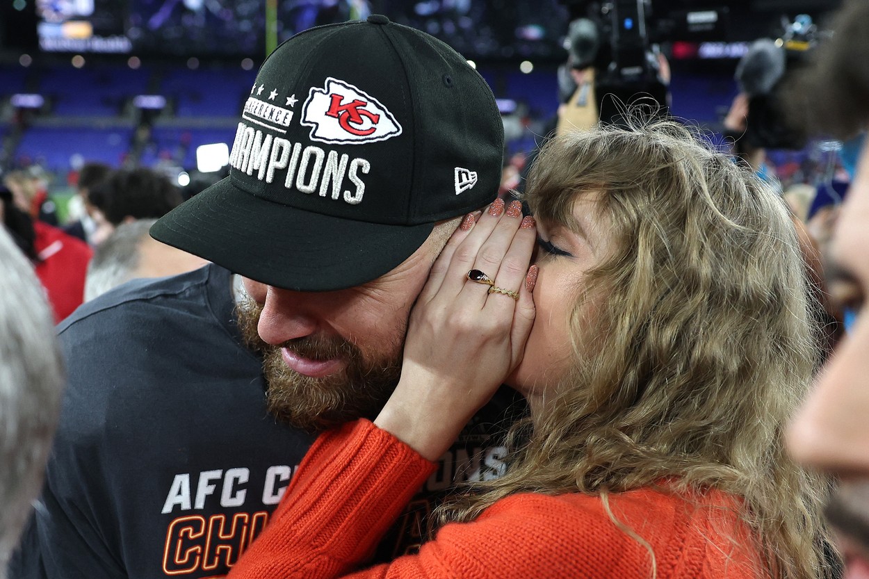 Travis Kelce, Taylor Swift, poljub