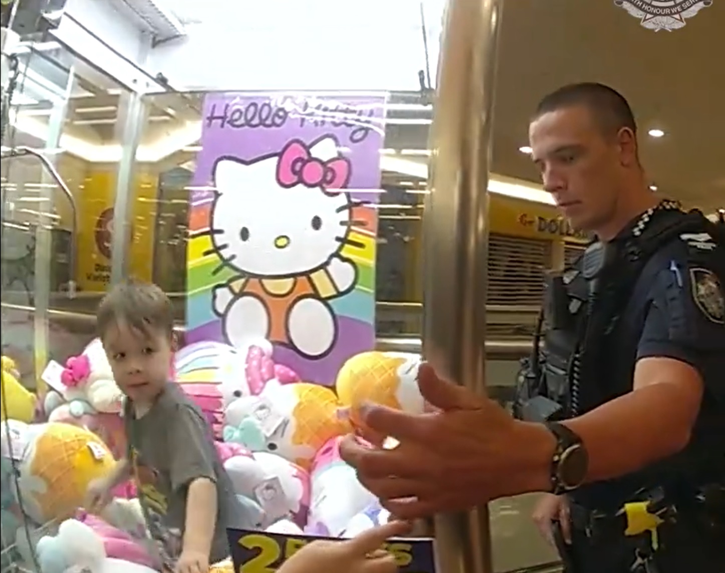 triletnik zlezel v avtomat z igračami