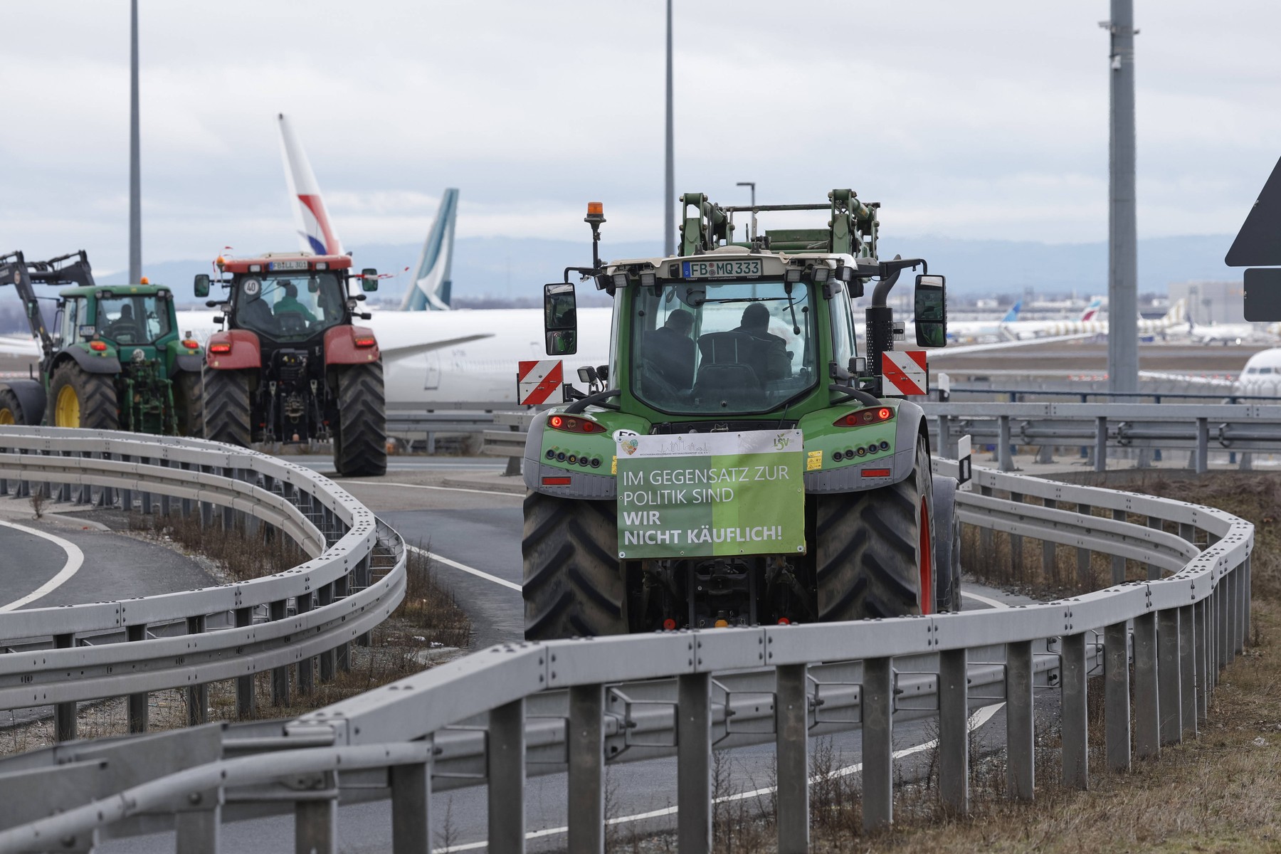 Nemški kmetje protestirali ob frankfurtskem letališču (Foto: PROFIMEDIA)