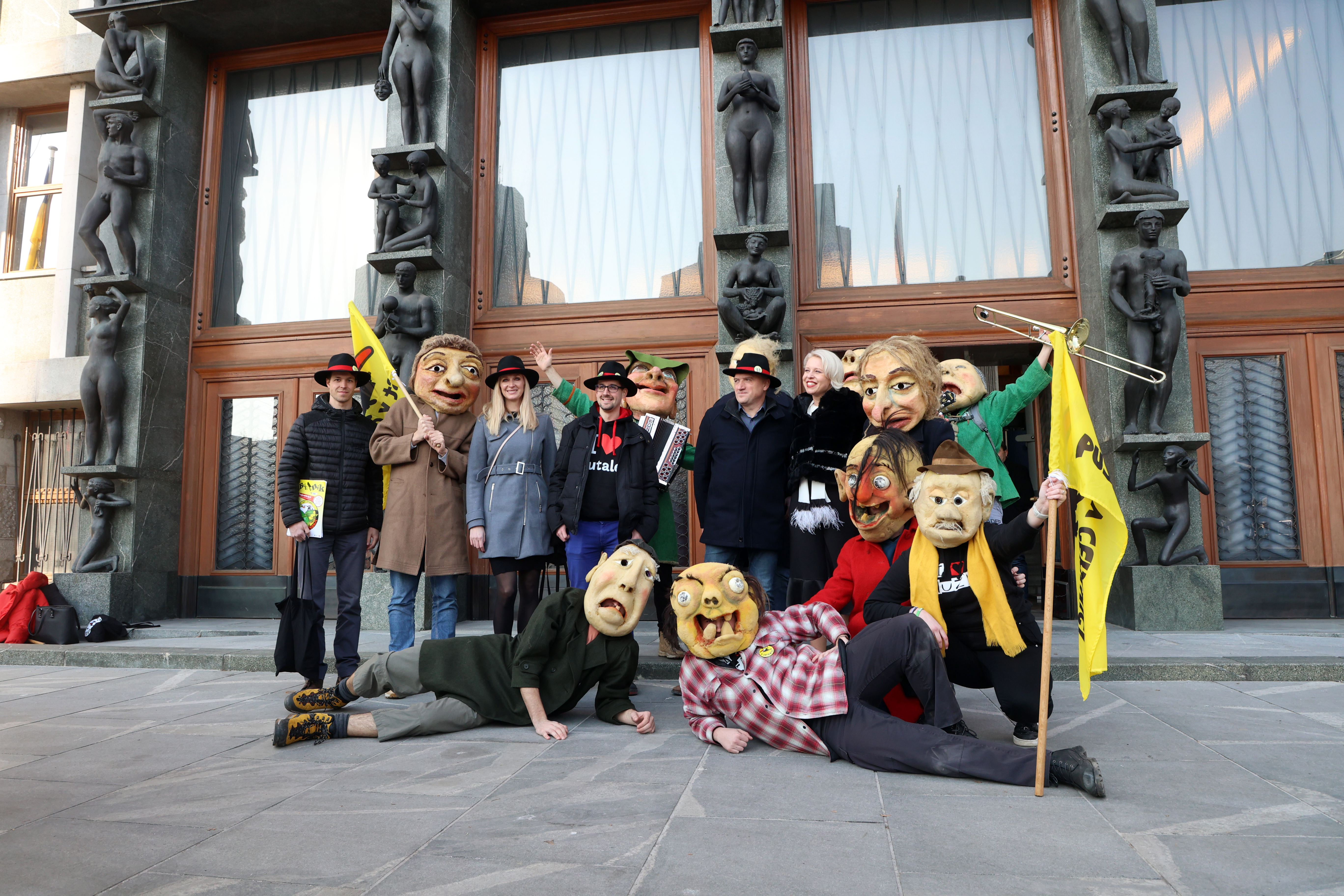 Pustni liki, pust, parlament