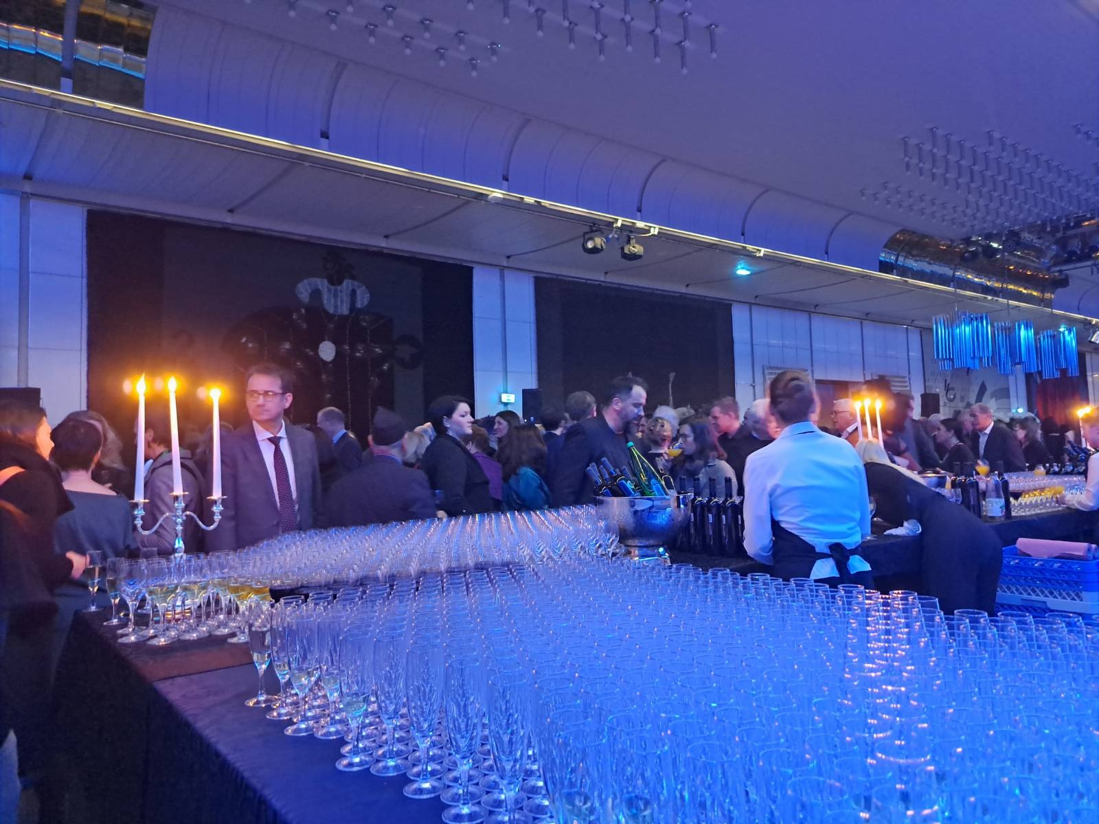 Pogostitev po proslavi v soju sveč