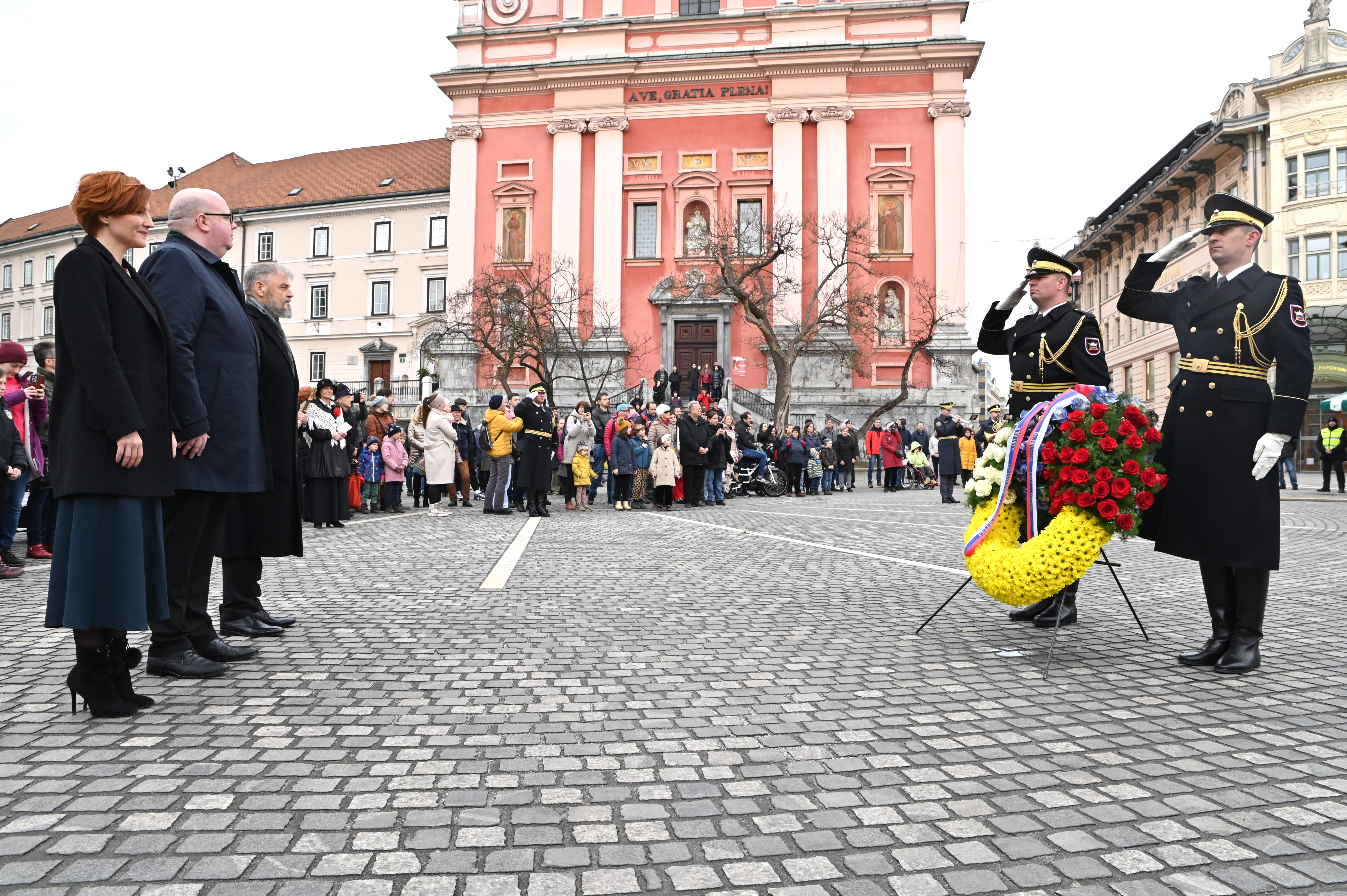 Ministrica za kulturo Asta Vrečko je položila venec k spomeniku Franceta Prešerna v Ljubljani. (Žiga Živulović jr./BOBO)