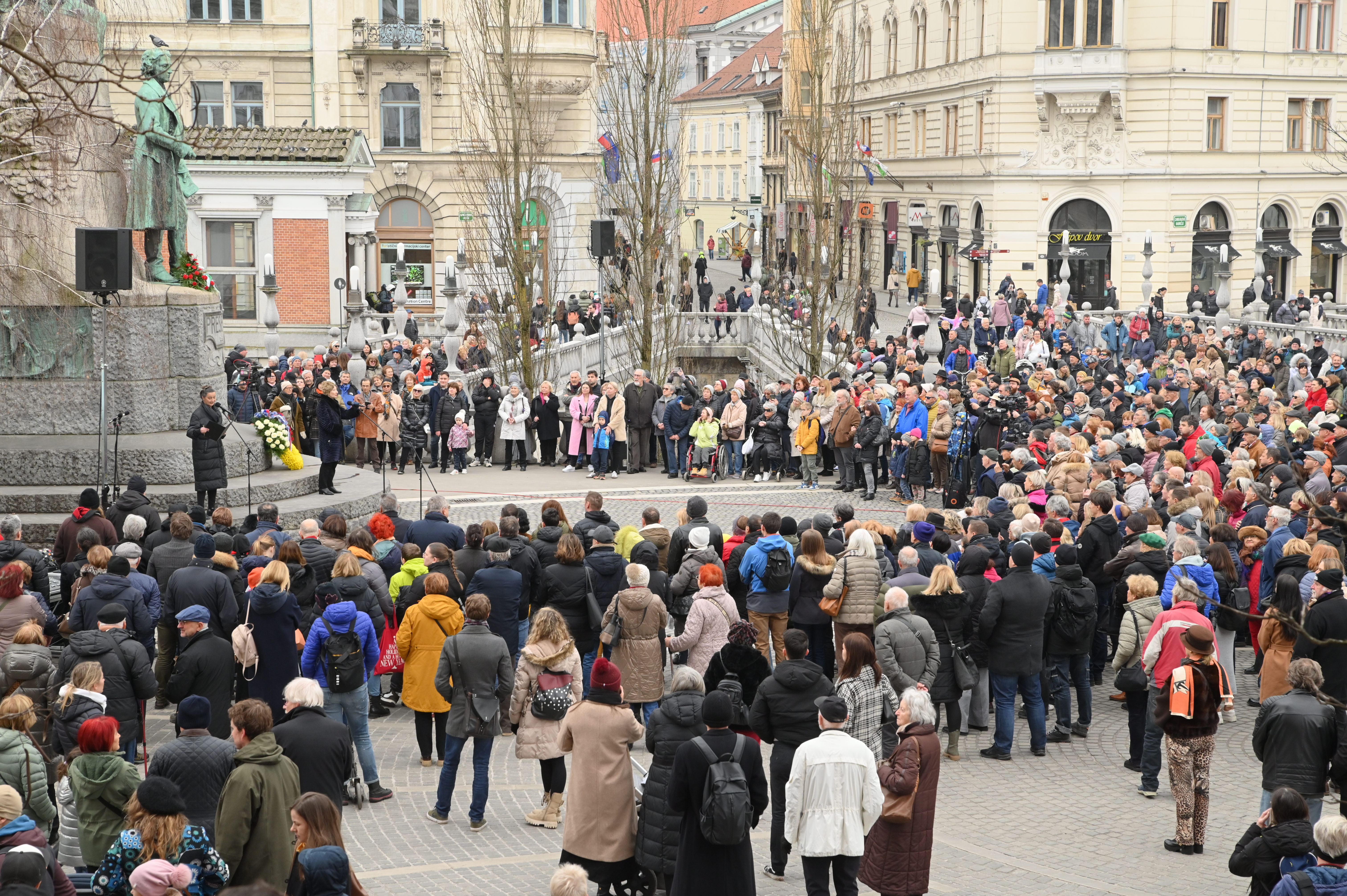 Za kulturni praznik se je na Prešernovem trgu v Ljubljani zbrala množica ljudi (Foto: Žiga Živulović jr./Bobo)