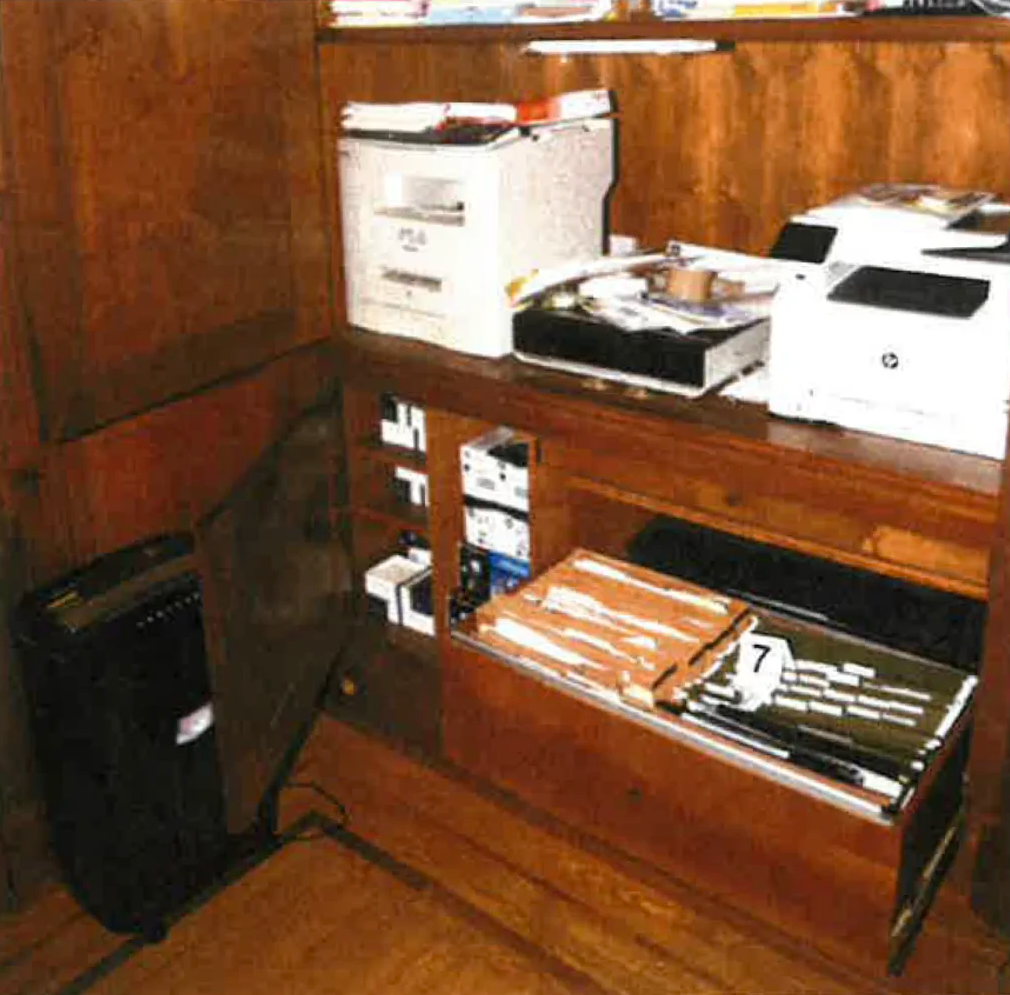 Tri zvezke s tajnimi dokumenti so našli v predalniku pod tiskalnikom (Foto: MINISTRSTVO ZA PRAVOSODJE ZDA)