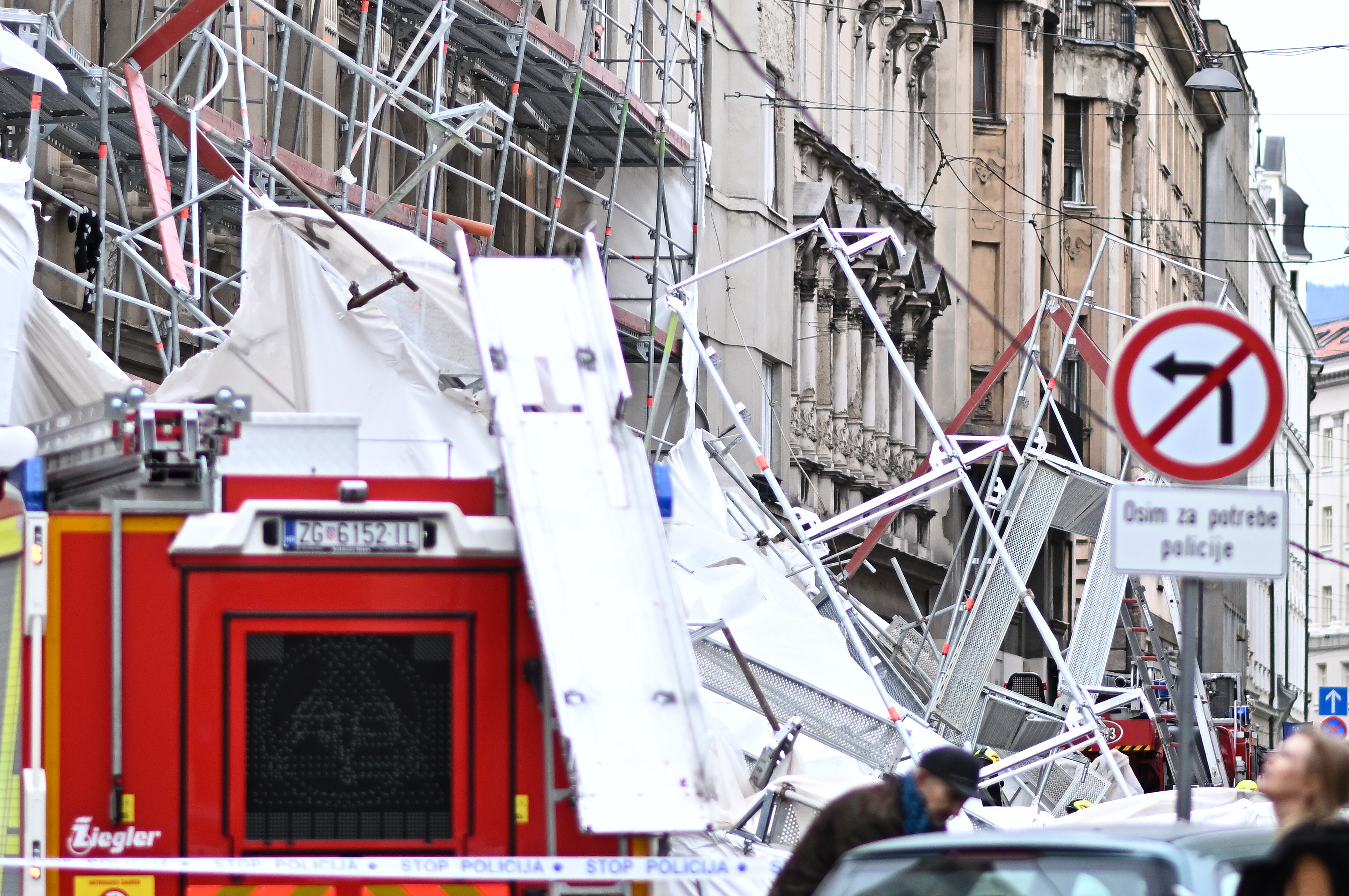 V Zagrebu se je podrl gradbeni oder