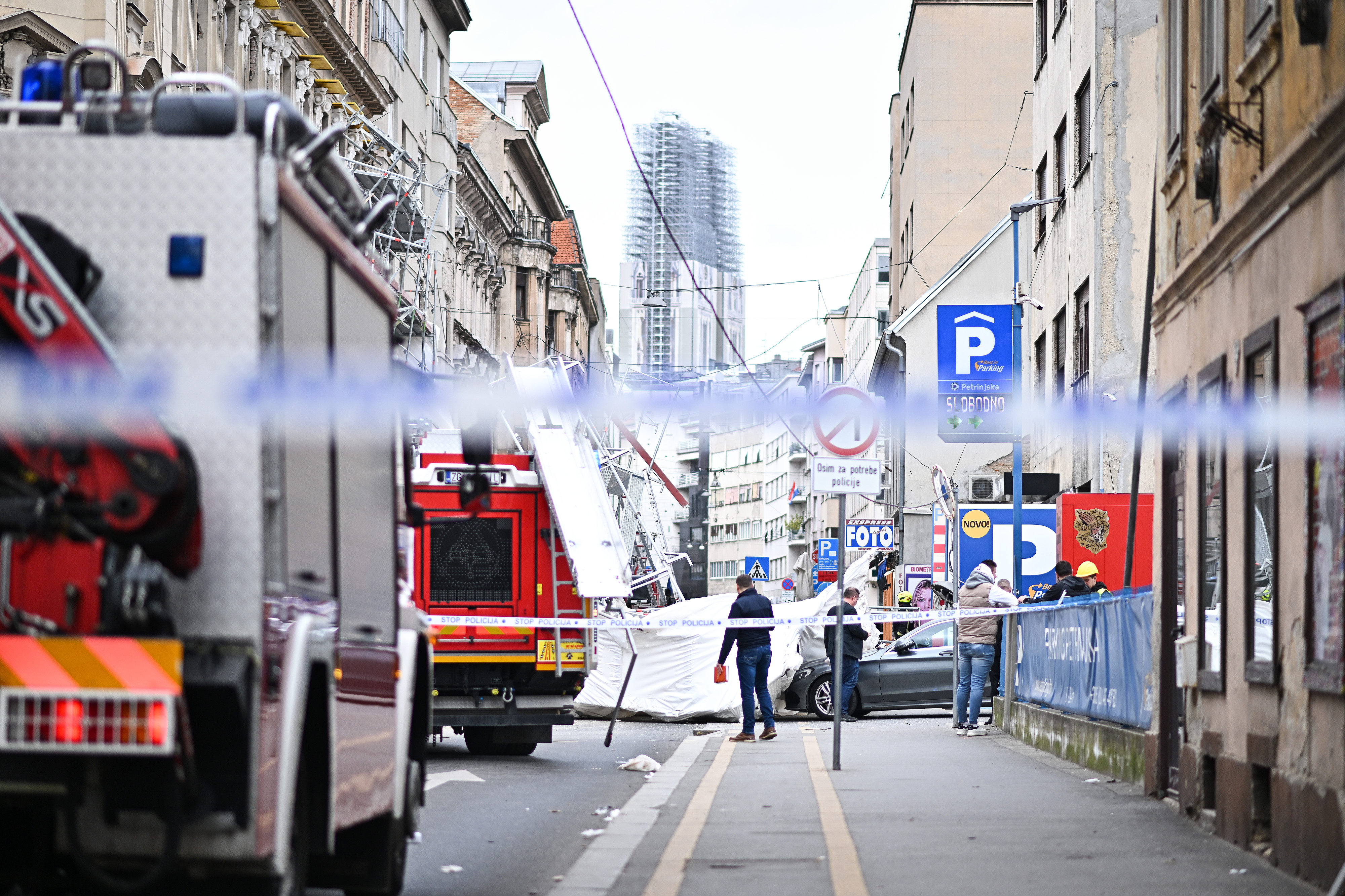 V Zagrebu se je podrl gradbeni oder