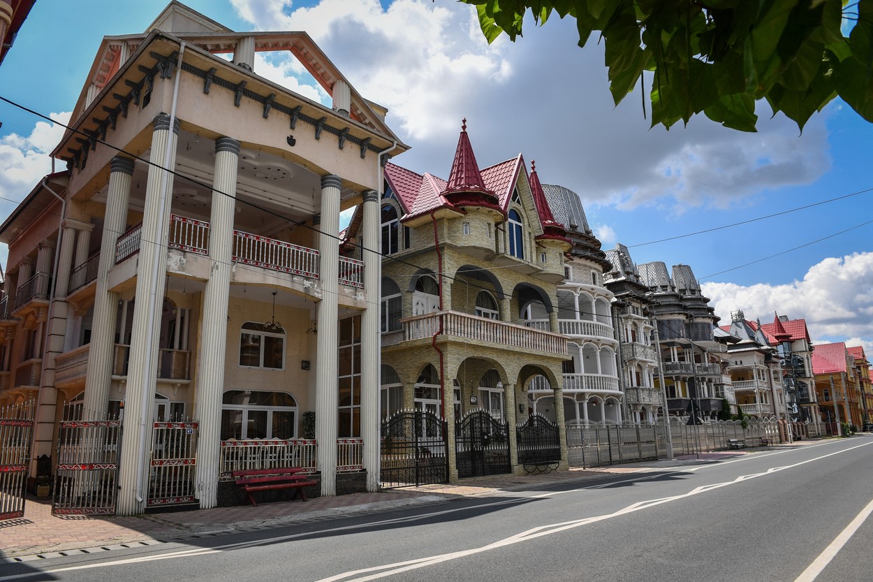 Buzescu, Romunija, romski Monaco, romske palače