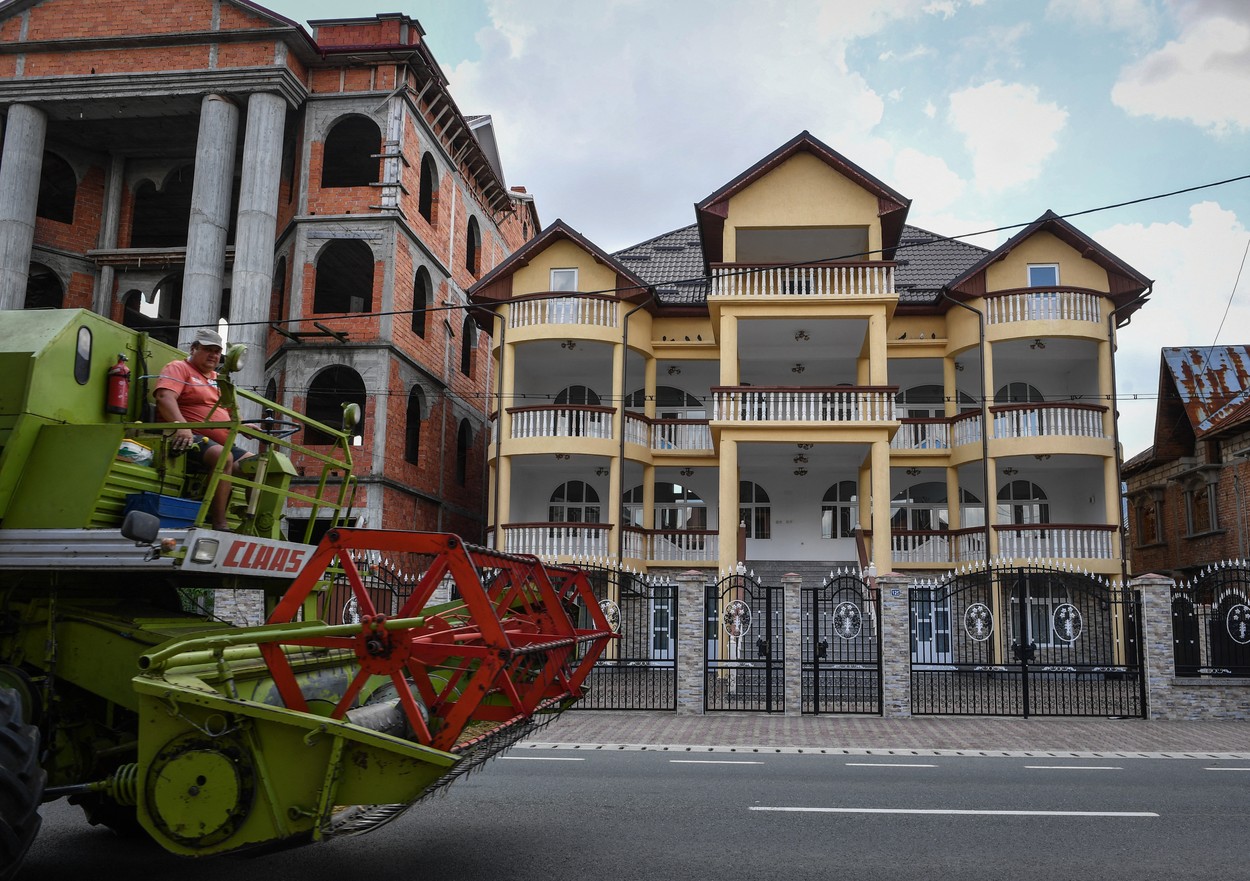 Buzescu, Romunija, romski Monaco, romske palače