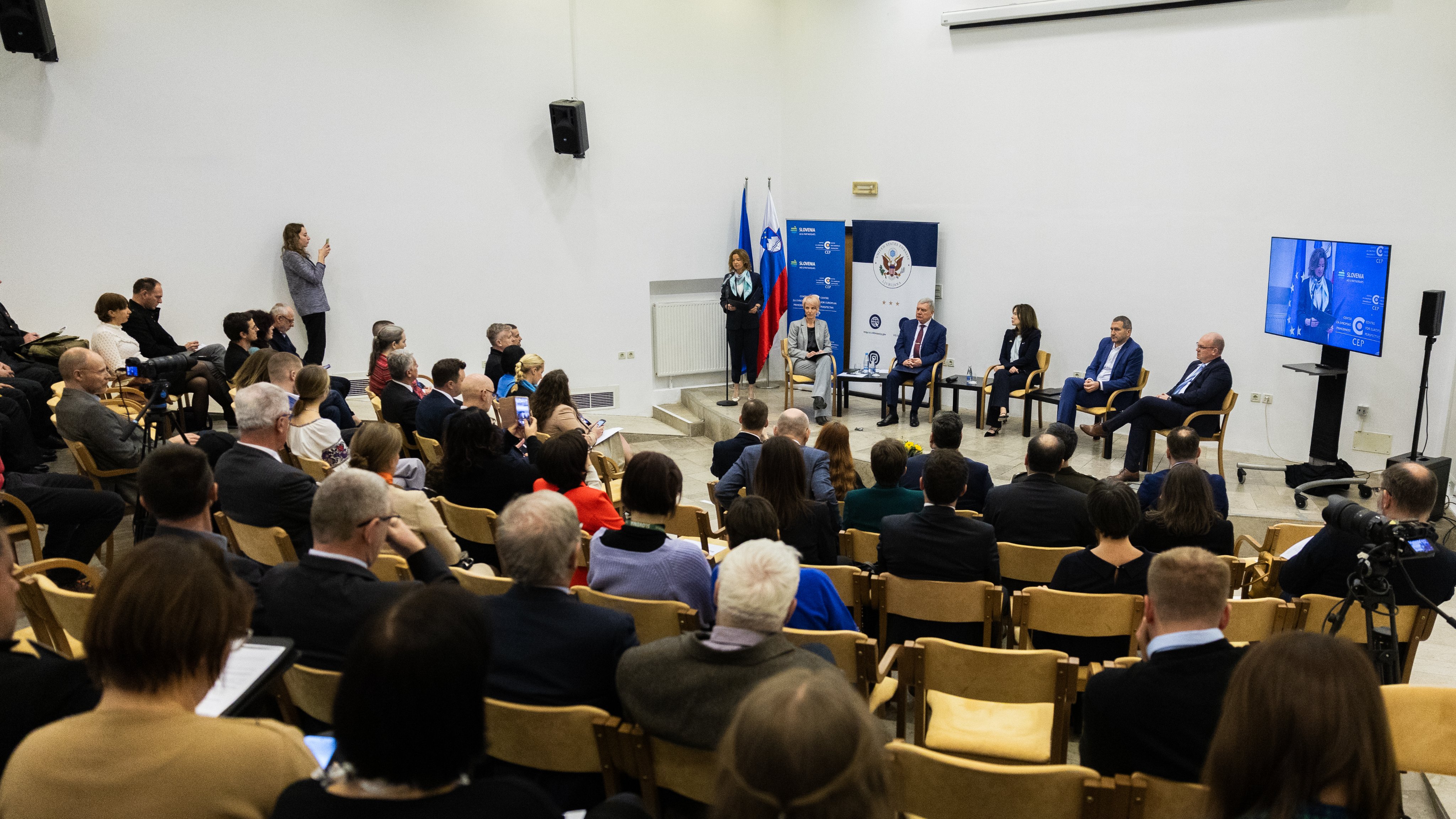 okrogla miza pred drugo obletnico vojne v Ukrajini