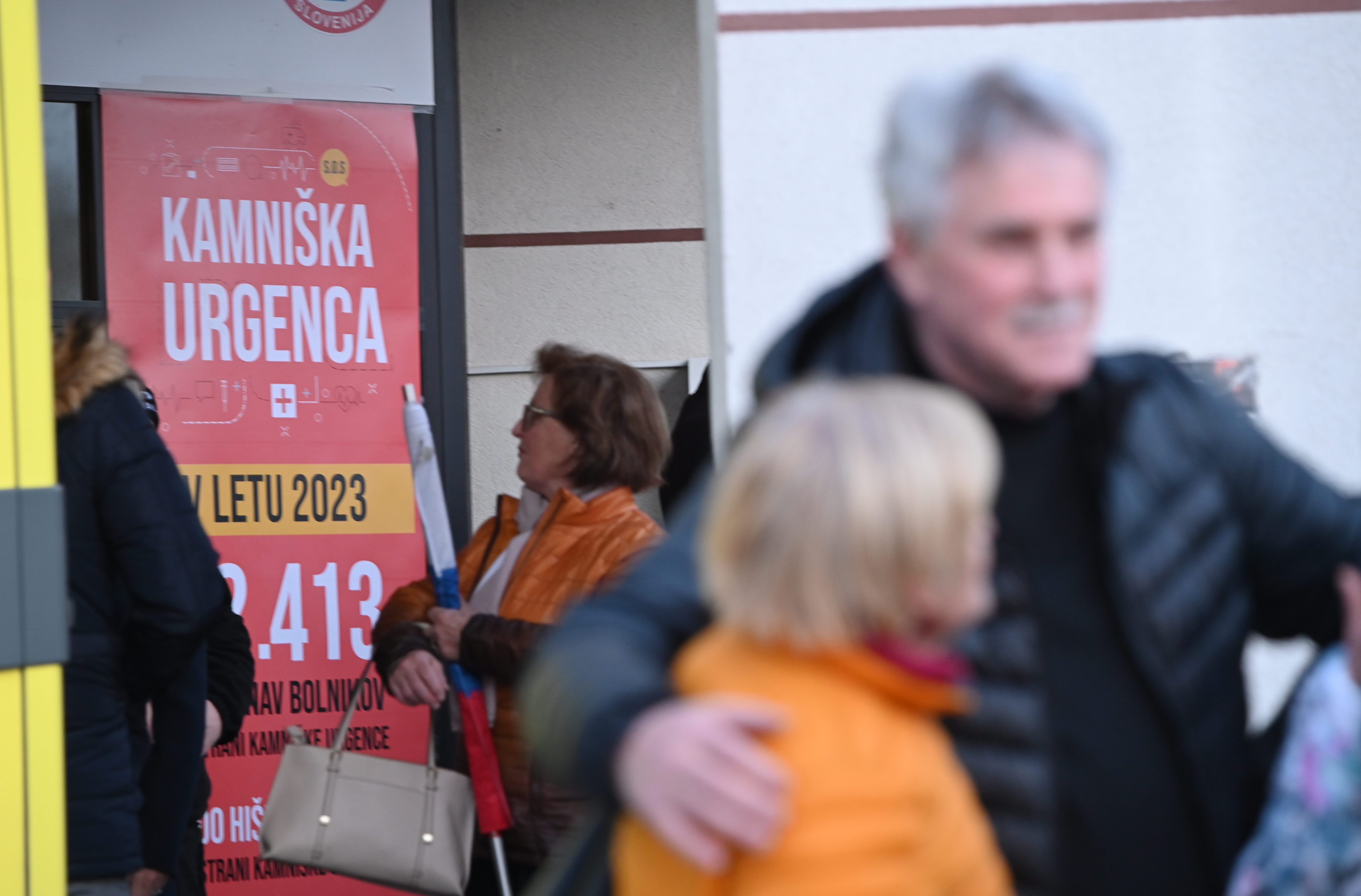 Protestni shod občank in občanov Kamnika in Komende pred Zdravstvenim domom dr. Jurija Polca v podporo kamniški urgenci