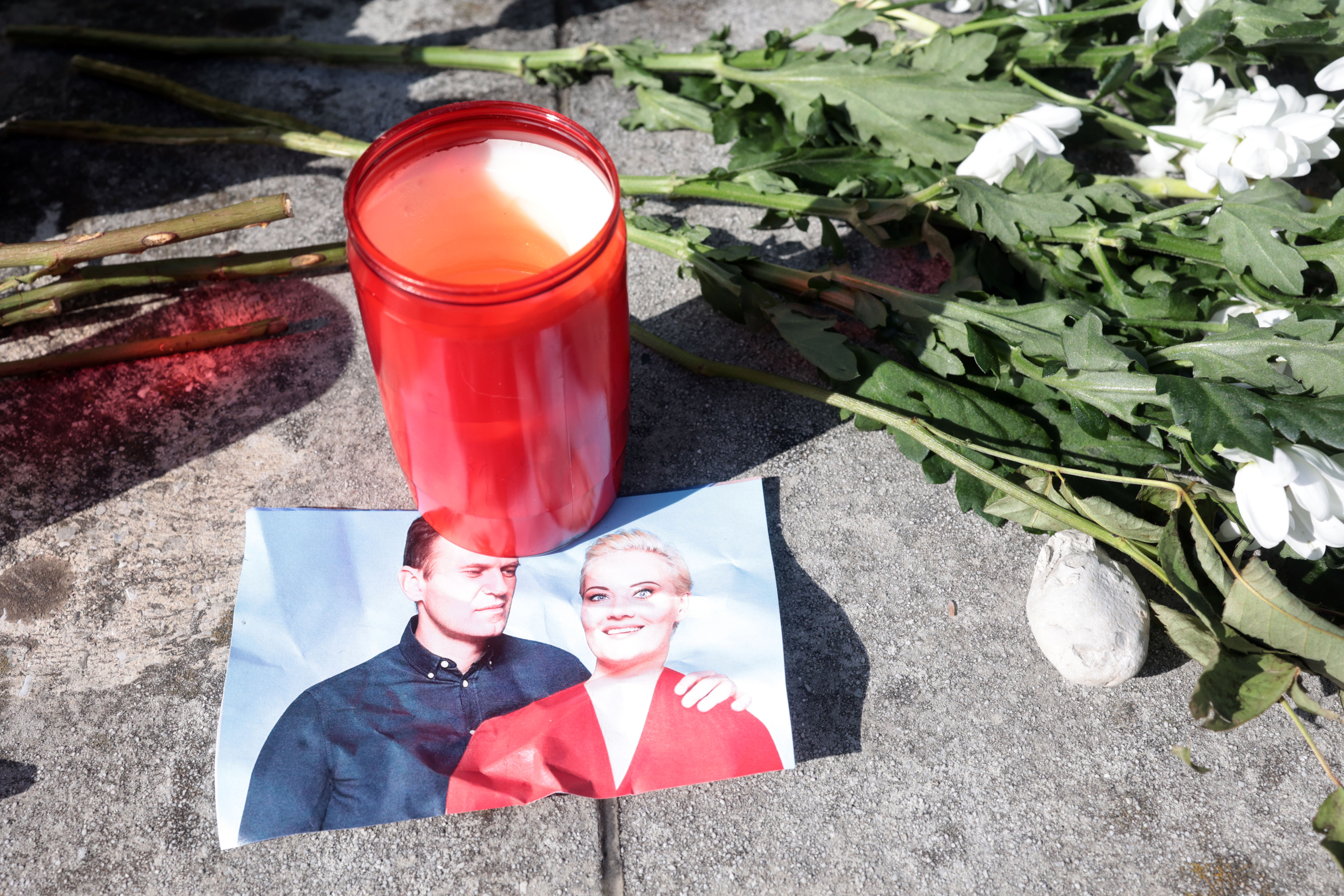 Sveče in cvetje pred nemškim veleposlaništvom v Ljubljani (Foto: Borut Živulović/BOBO)
