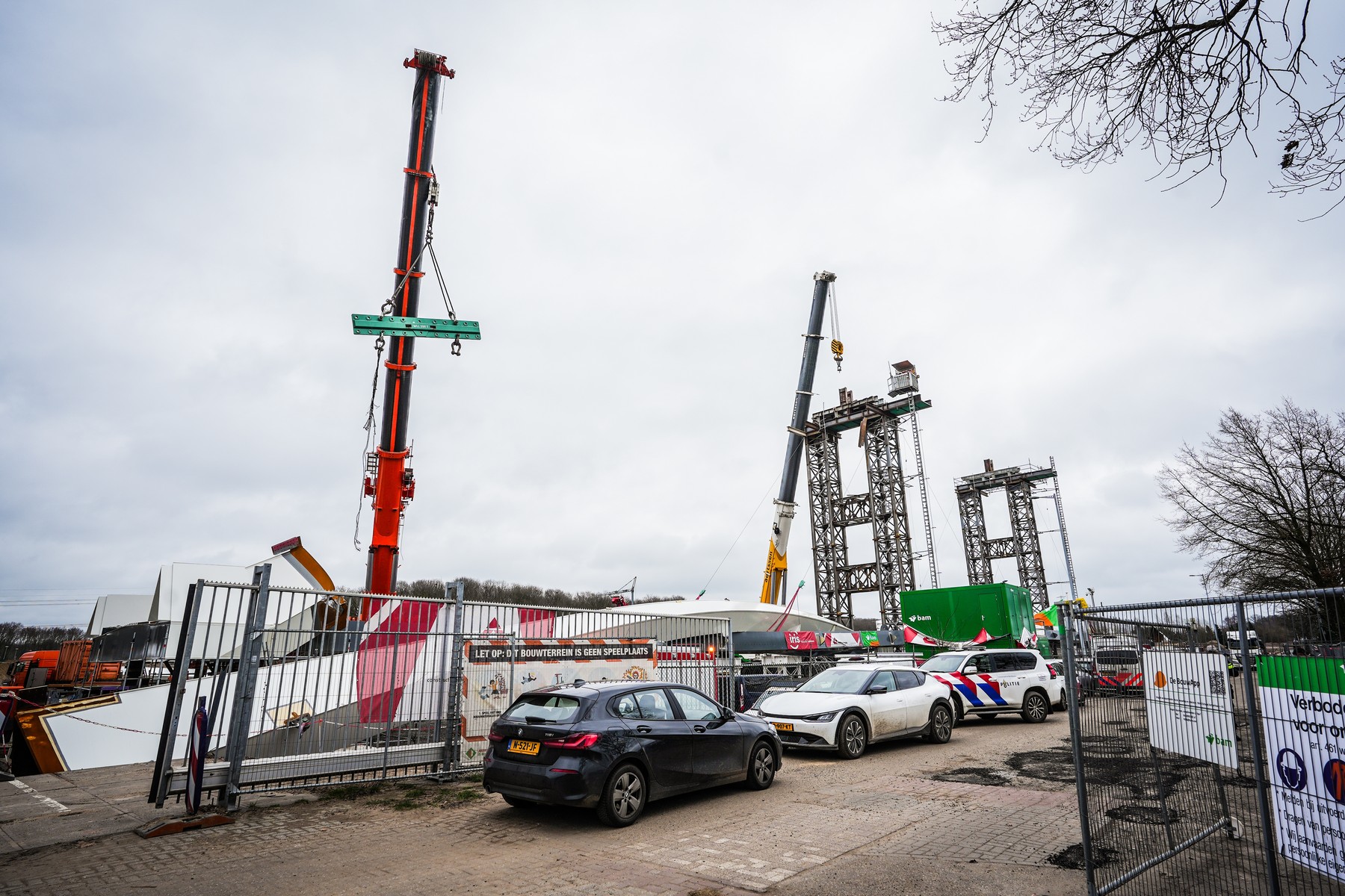 V zrušenju mostu na Nizozemskem dva mrtva (Foto: PROFIMEDIA)