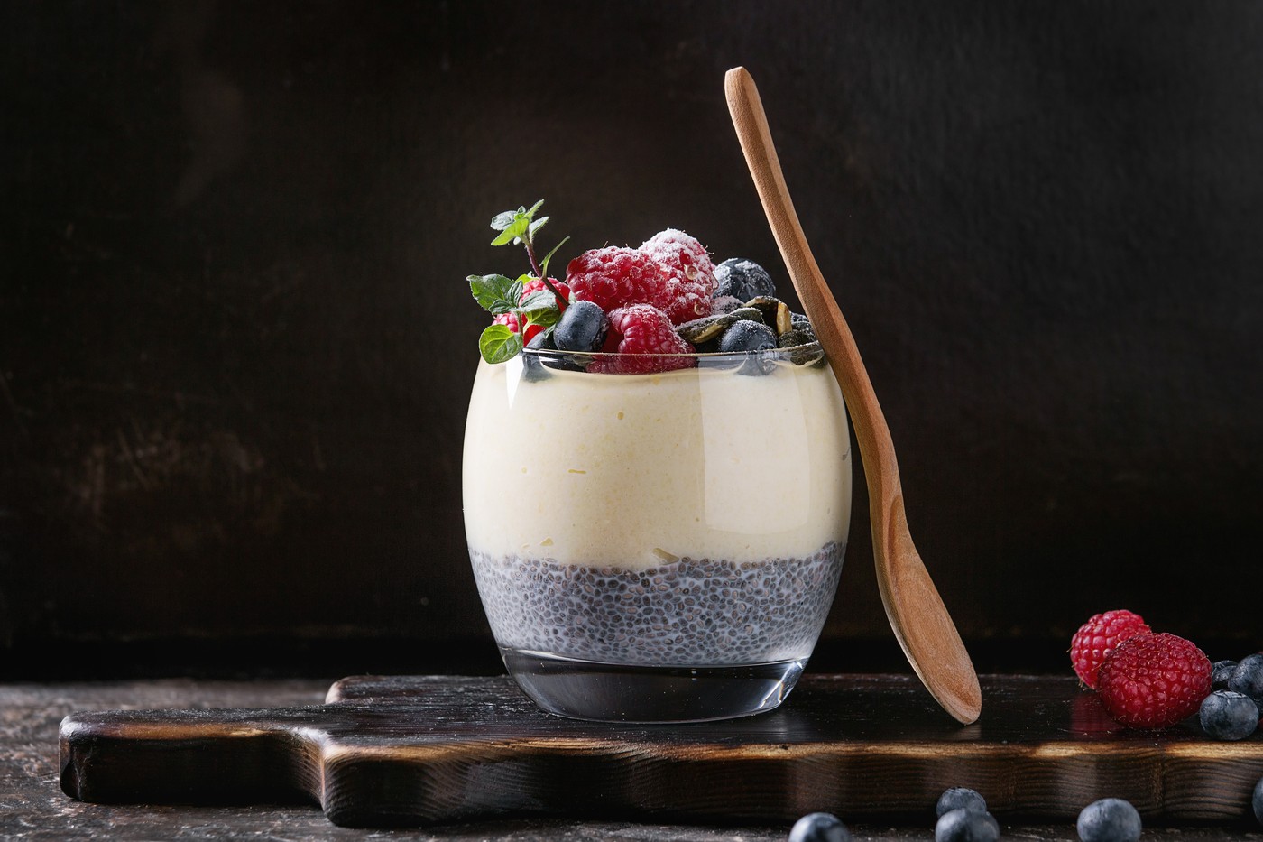 puding iz črnega riža, chia semen borovnice, maline, sladica