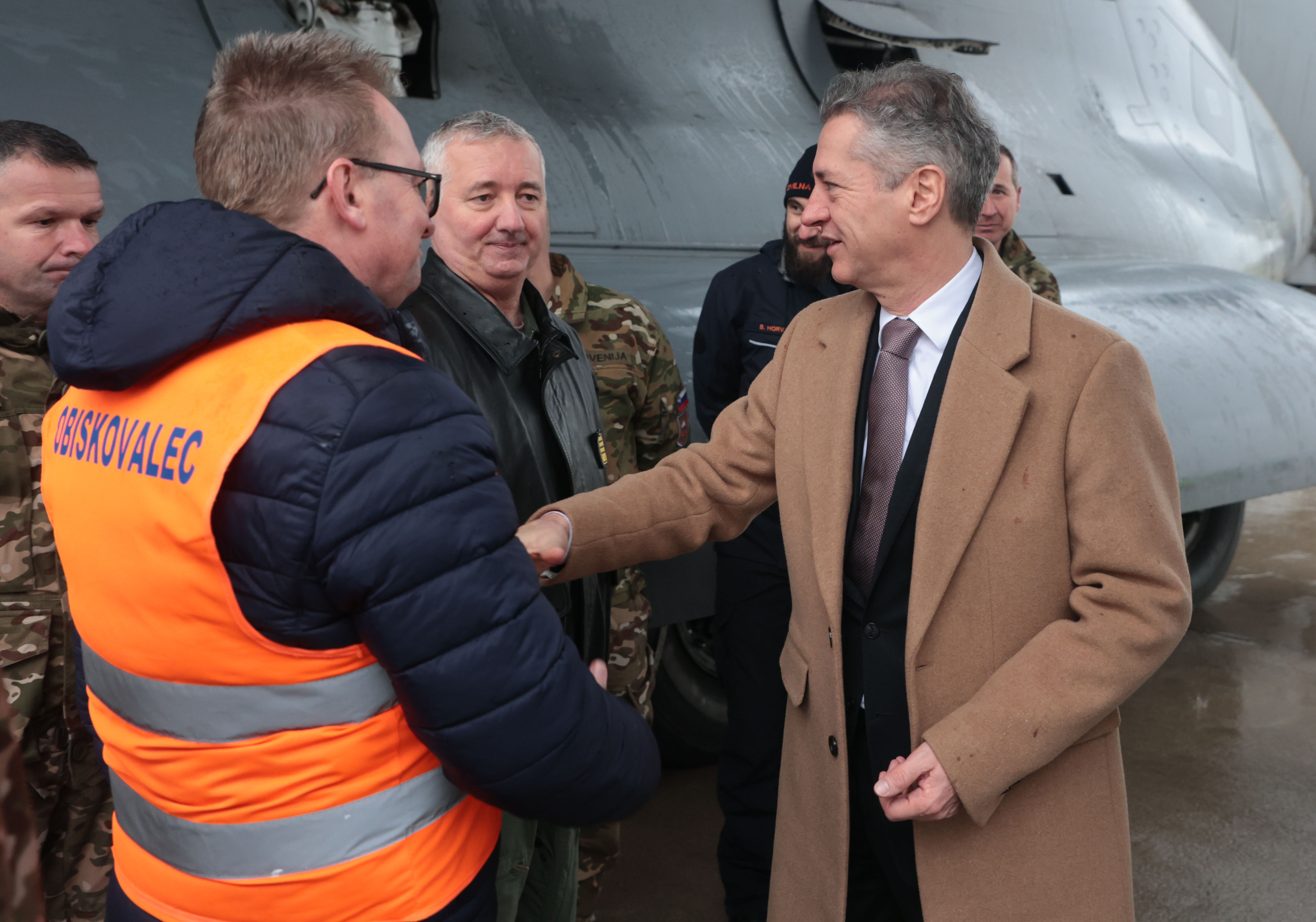 Vojaki Nata nalagajo materialno pomoč palestinskemu civilnemu prebivalstvu