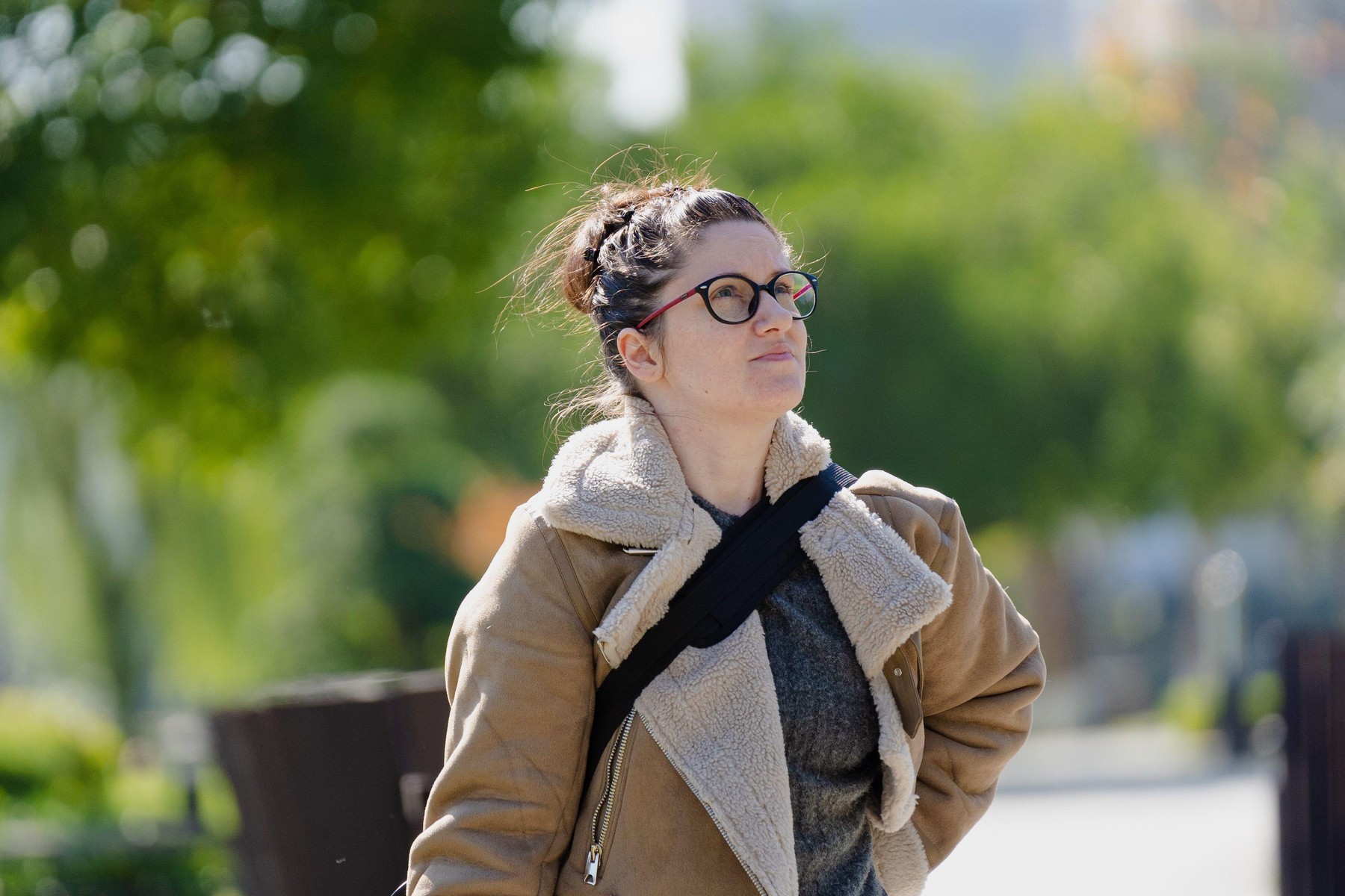 ženska, sprehod, park, očala