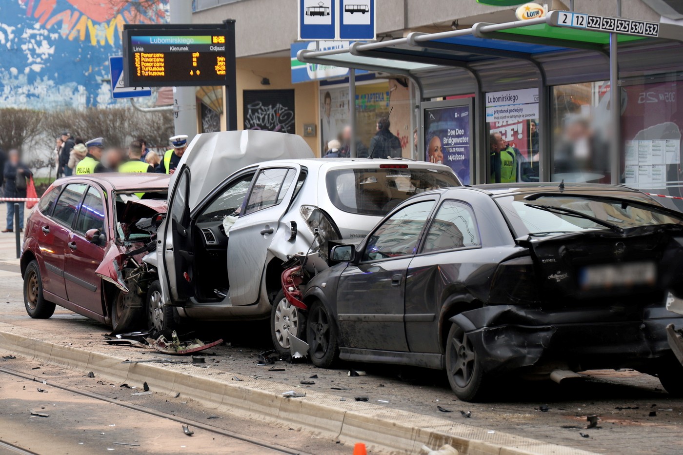 Voznik namerno zapeljal v množico
