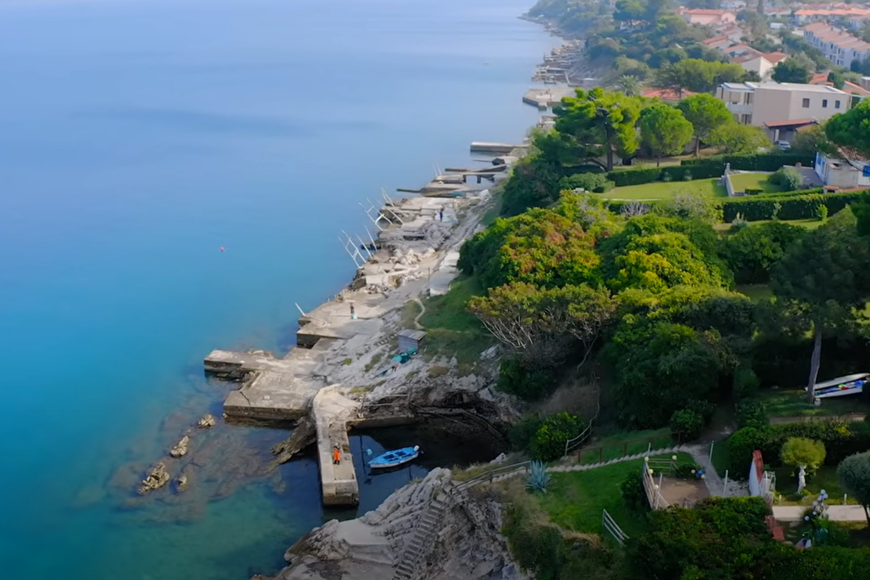 Črna gradnja na obali (Foto: Posnetek zaslona/ @GradUmag/ YOUTUBE)