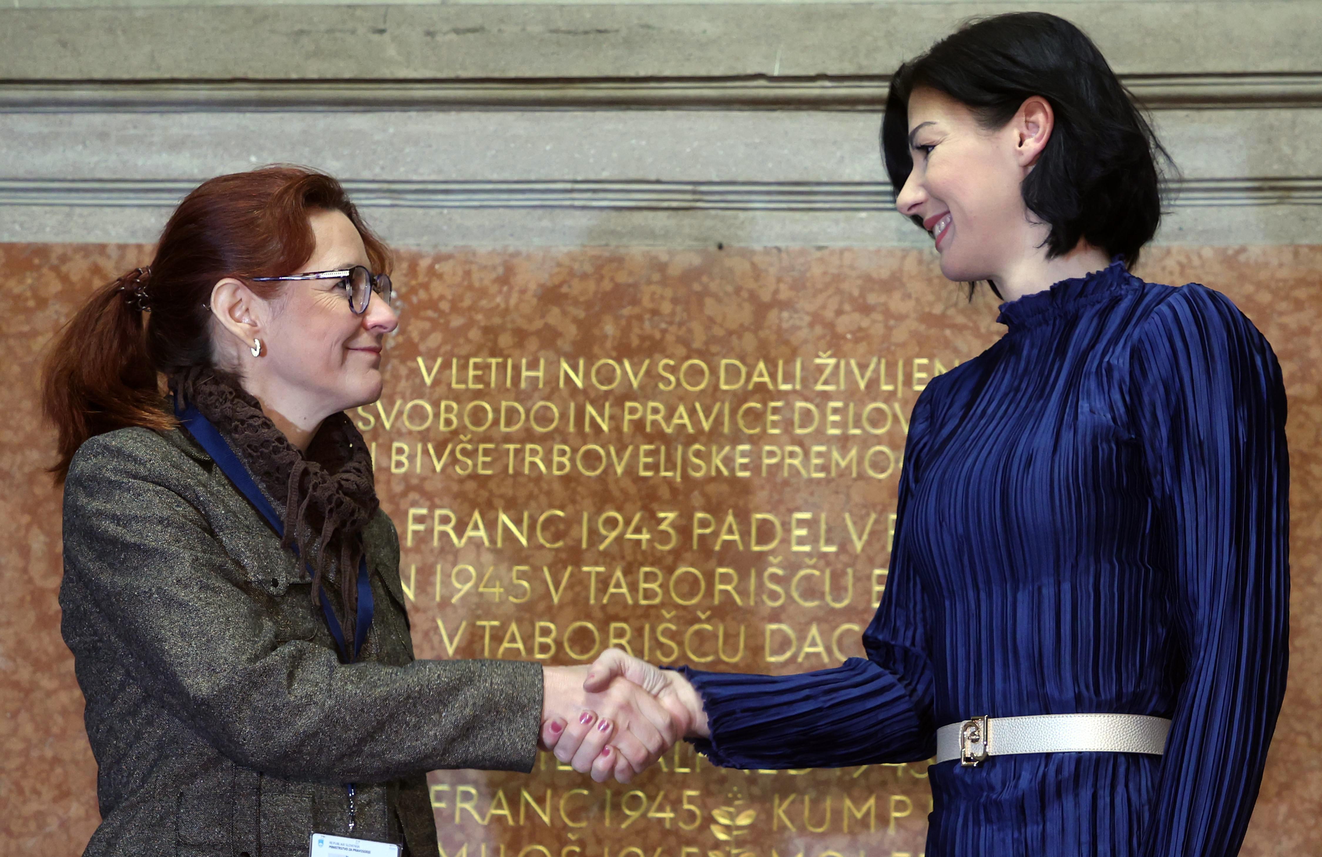 Dominika Švarc Pipan, Andreja Katič, predaja poslov