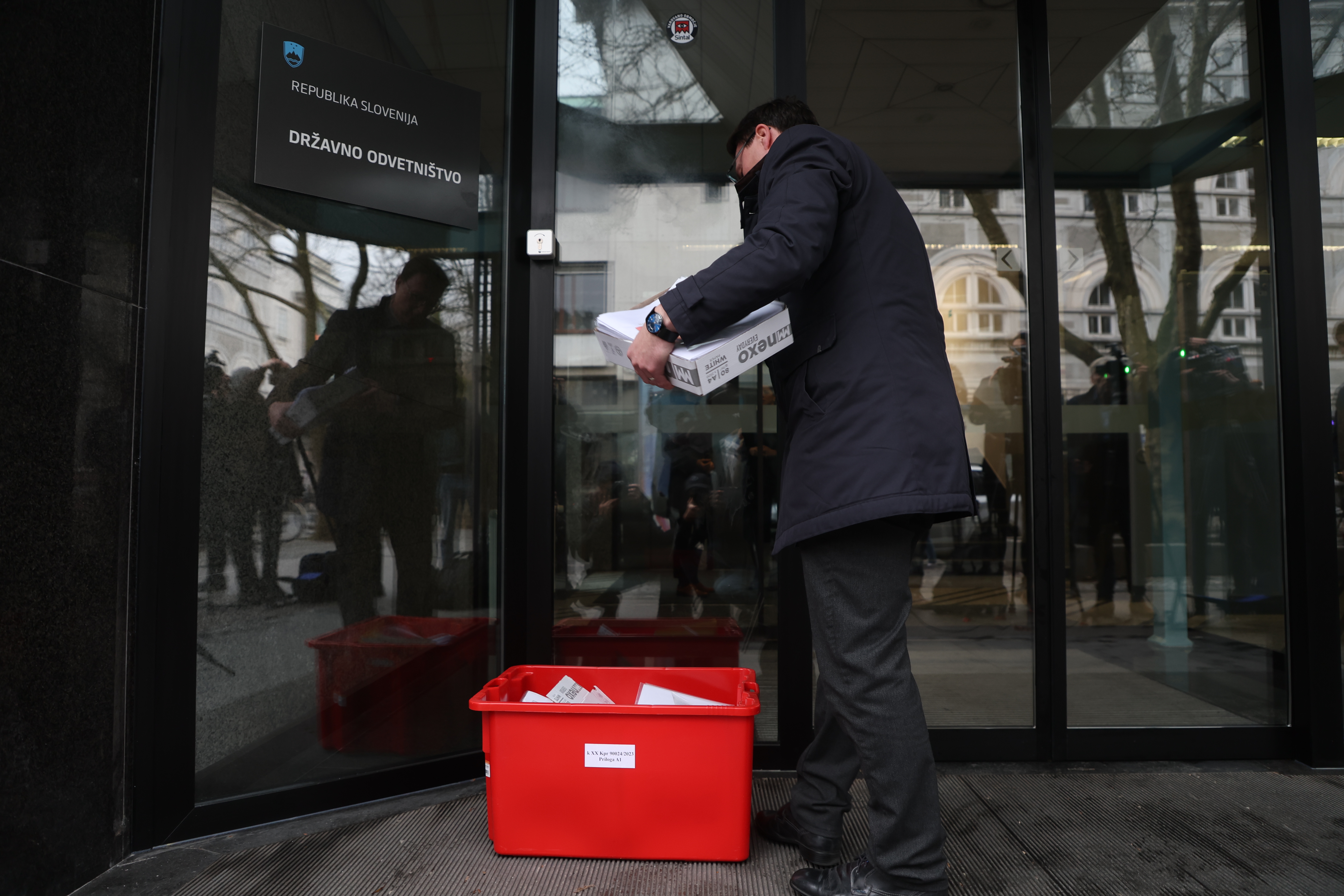 zahtevki, sodniške plače, državno odvetništvo