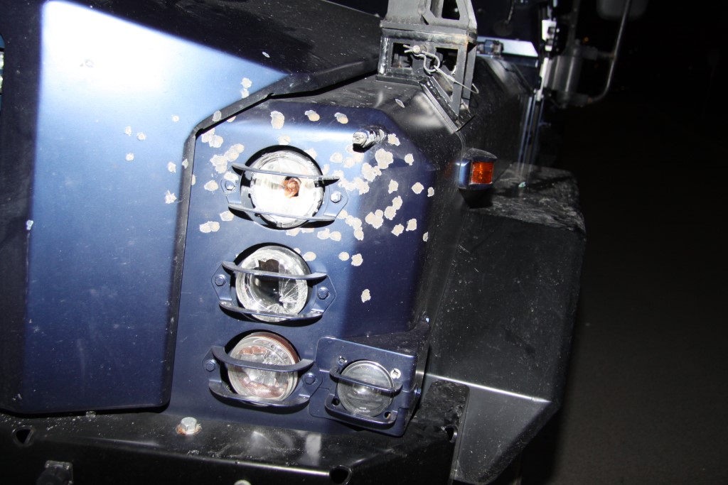 Poškodovano policijsko specialno vozilo (Foto: PU Novo mesto)