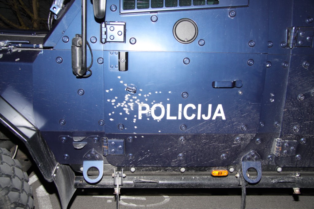 Poškodovano policijsko specialno vozilo (Foto: PU Novo mesto)