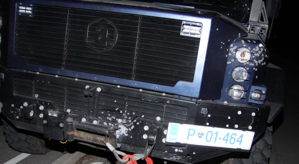 Poškodovano policijsko specialno vozilo