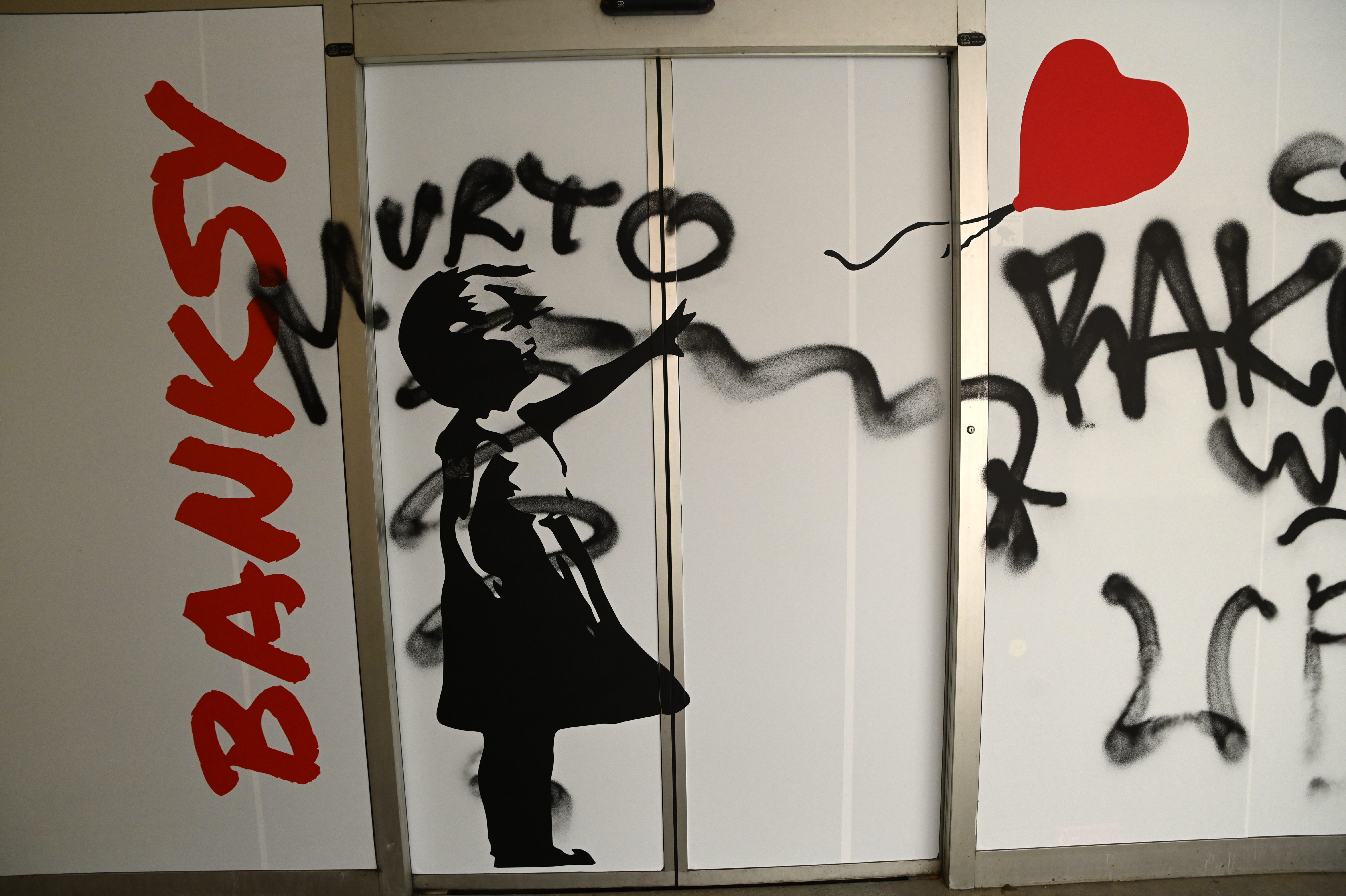 Pročelje uničenje razstava Banksy