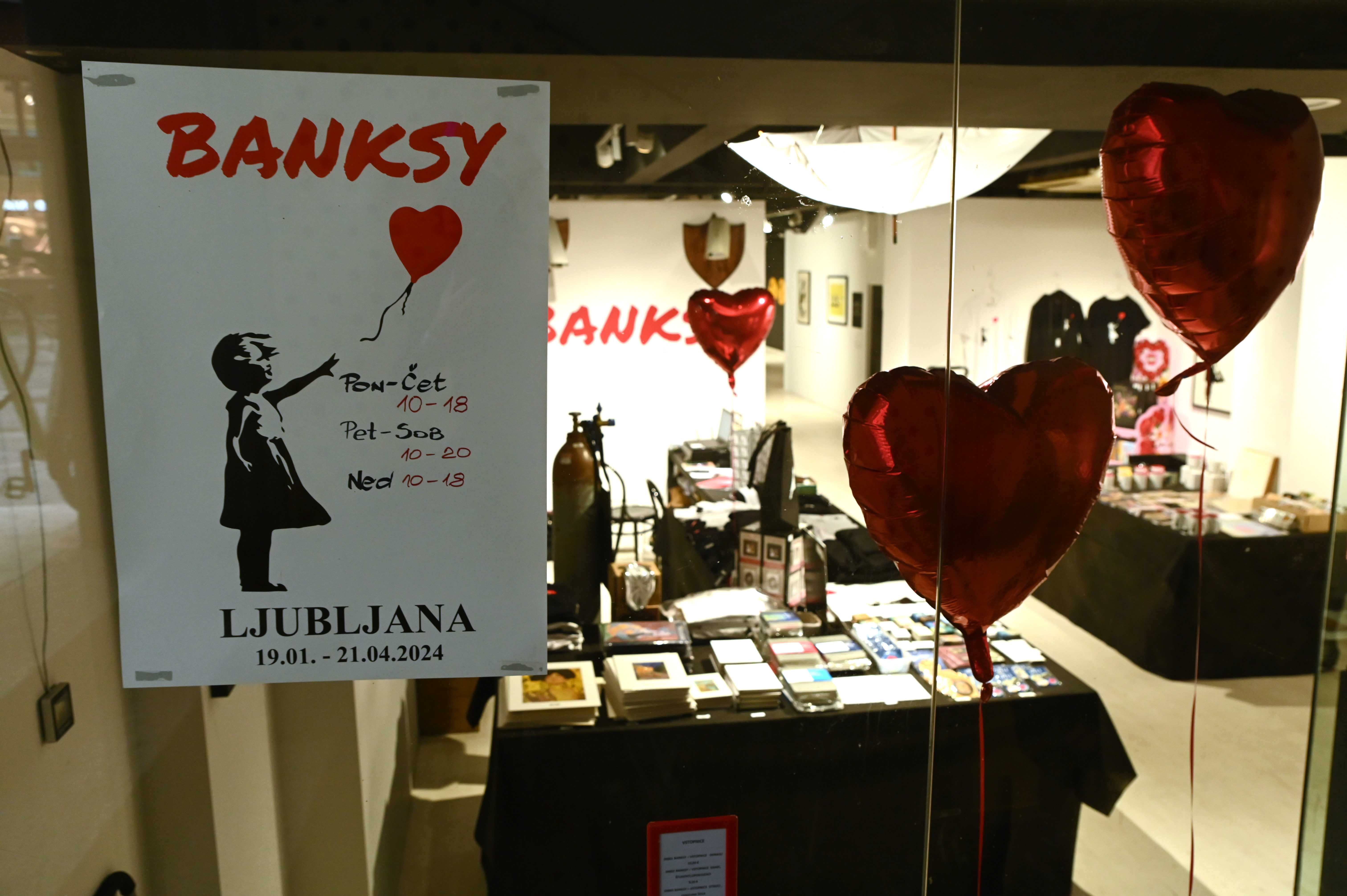 Pročelje uničenje razstava Banksy