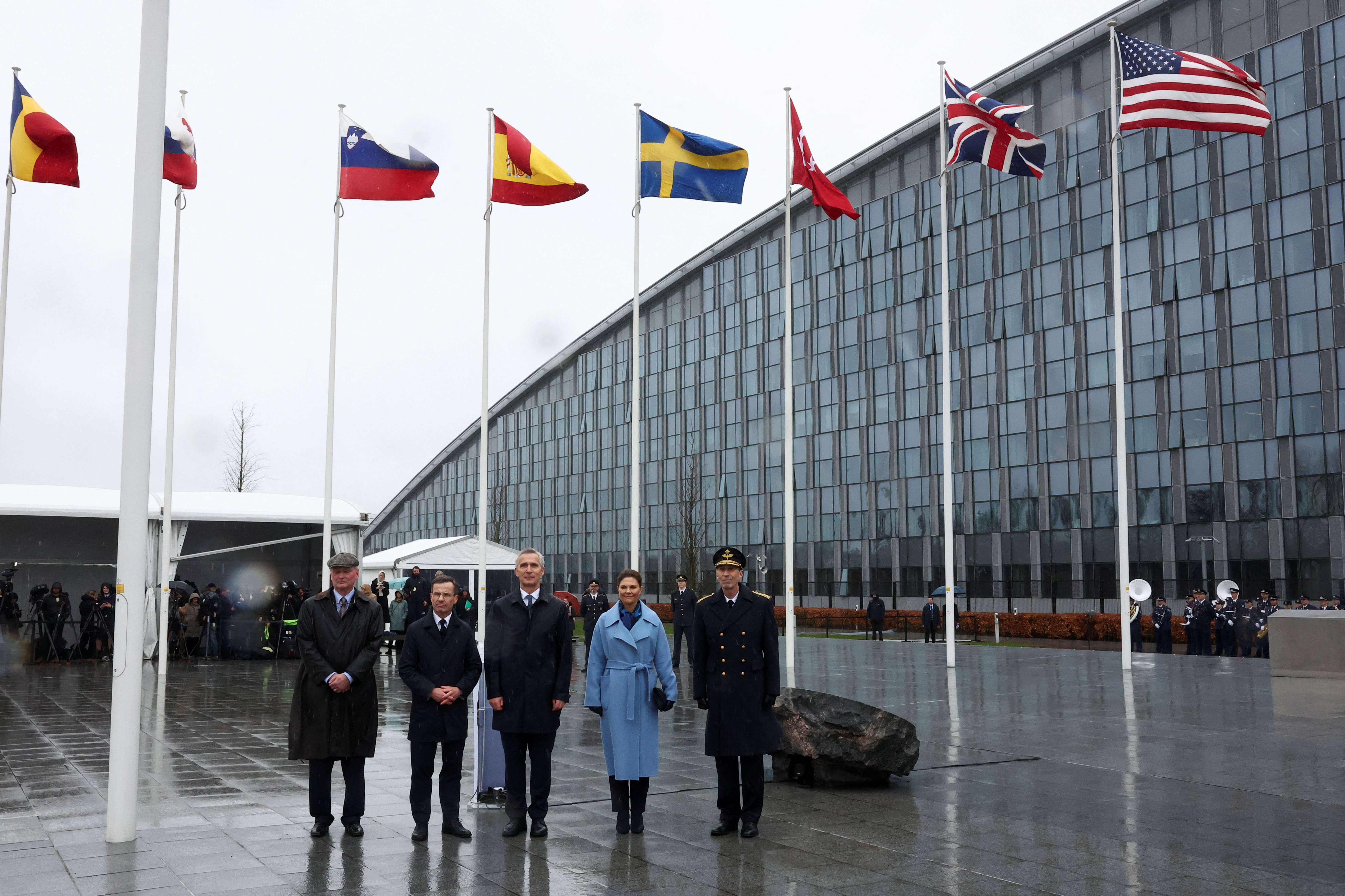 11. marca je na sedežu Nata zaplapolala švedska zastava. (Foto: Yves Herman/REUTERS)